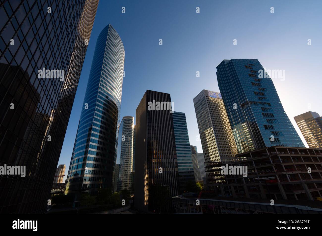 Tours de bureaux modernes en verre et en acier dans un quartier d'affaires international, Paris - la Défense, France. Concepts commerciaux et financiers mondiaux Banque D'Images