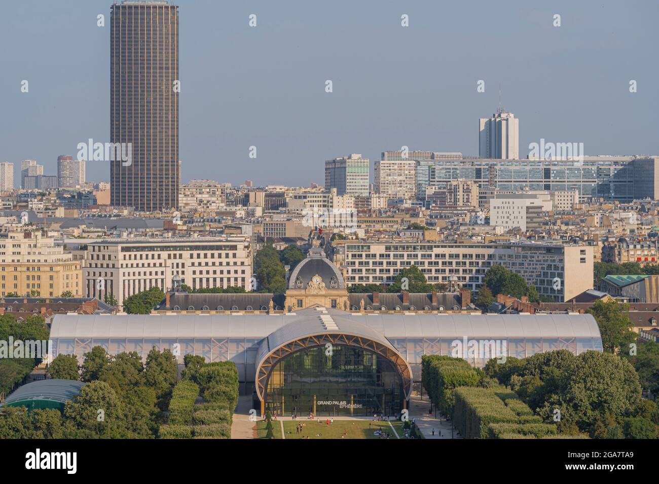 Paris, France - 07 22 2021 : Tour Eiffel : vue sur le Grand Palais éphémère et la Tour Montparnasse au coucher du soleil Banque D'Images