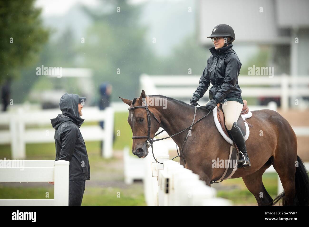 Palgrave, Canada - 29 juillet 2021. Le pilote amateur canadien Ellah Dubeau-Kielty, à droite, partage un moment de légèreté avec l'entraîneur Mark Hayes au Caledon Summer phase One, Gold circuit Horse Show, au Caledon Equestrian Park. Crédit : Mark Spowart/Alay Live News Banque D'Images