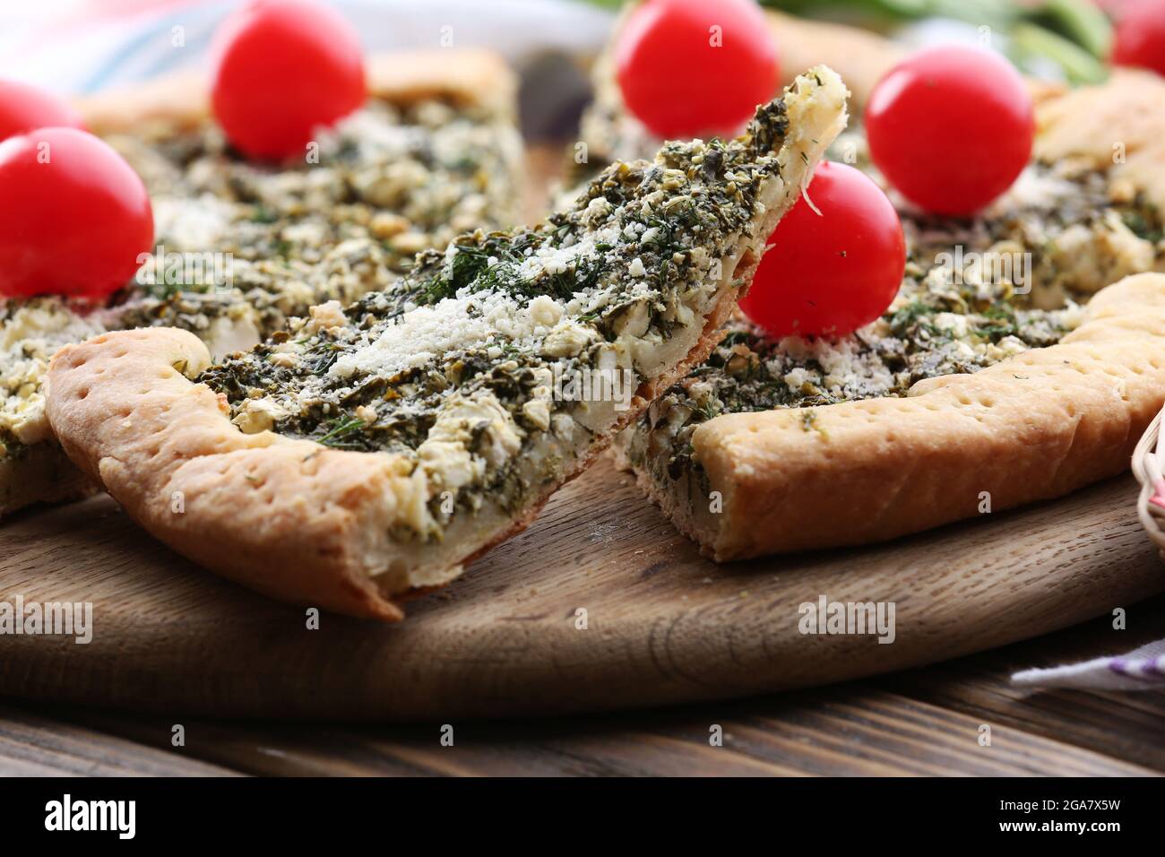 Tranches De Gateau Ouvert Aux Epinards Et Tomates Cerise Sur Le Tableau Close Up Photo Stock Alamy