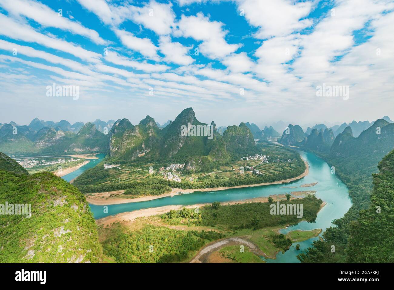 Vue de jour sur les collines karstiques au bord de la rivière Li. Xingping. Province de Guangxi. Chine. Banque D'Images