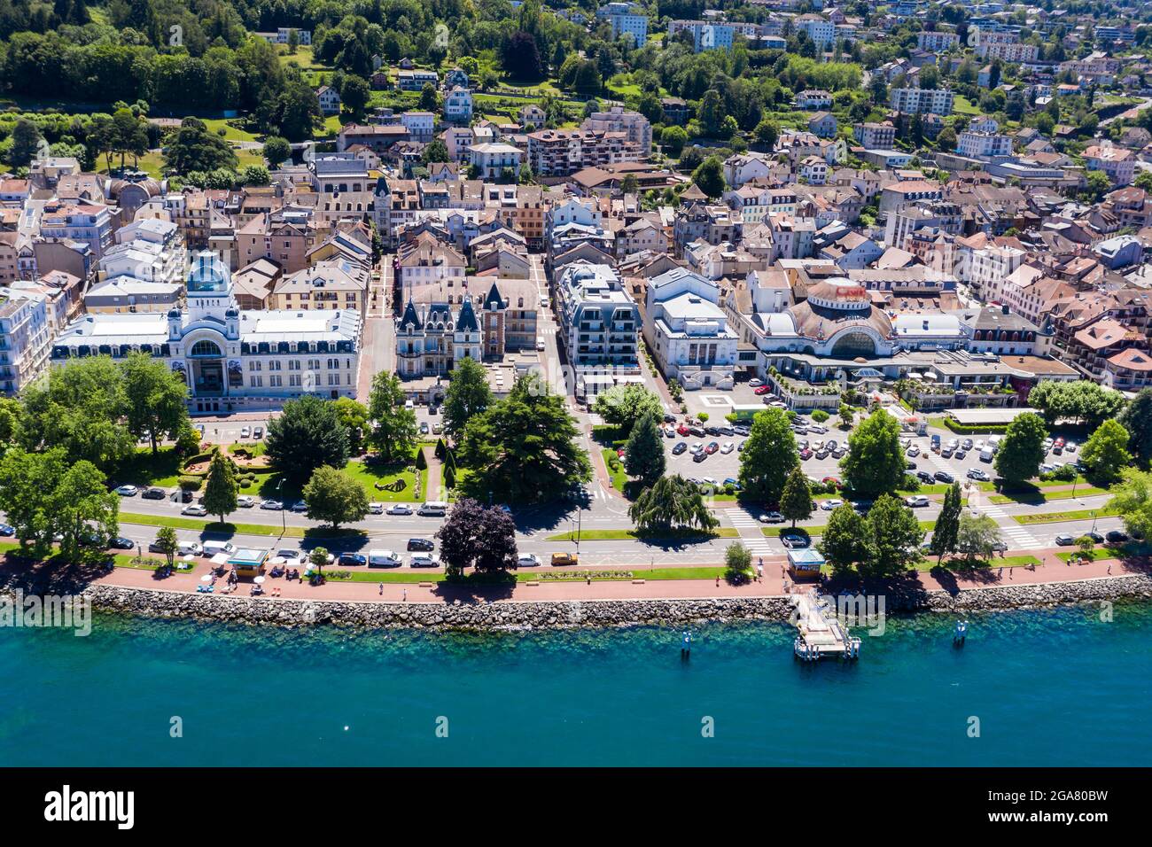 Vue aérienne d'Evian (Evian-les-bains) en haute-Savoie en France Banque D'Images
