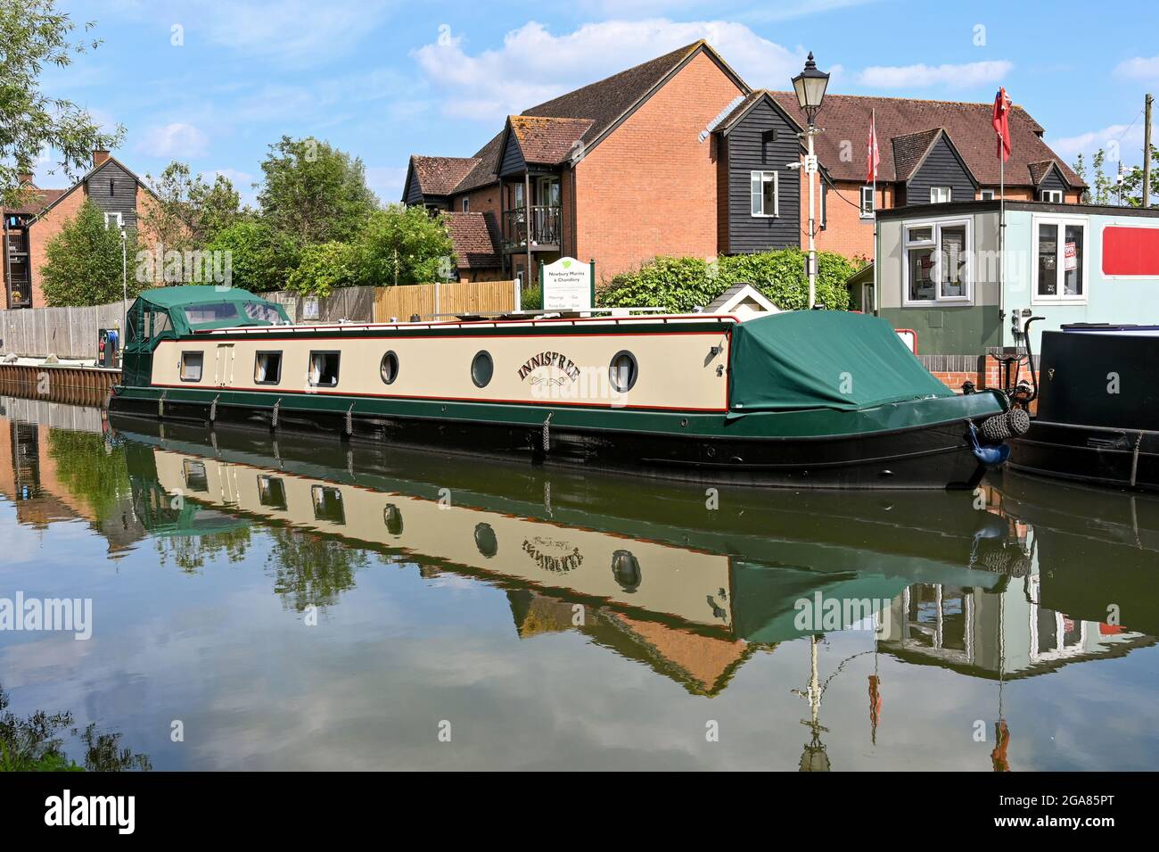 Newbury, Berkshire, Angleterre - juin 2021 : Péniche amarrée dans une marina sur le canal Kennett et Avon dans le centre de Newbury. Banque D'Images