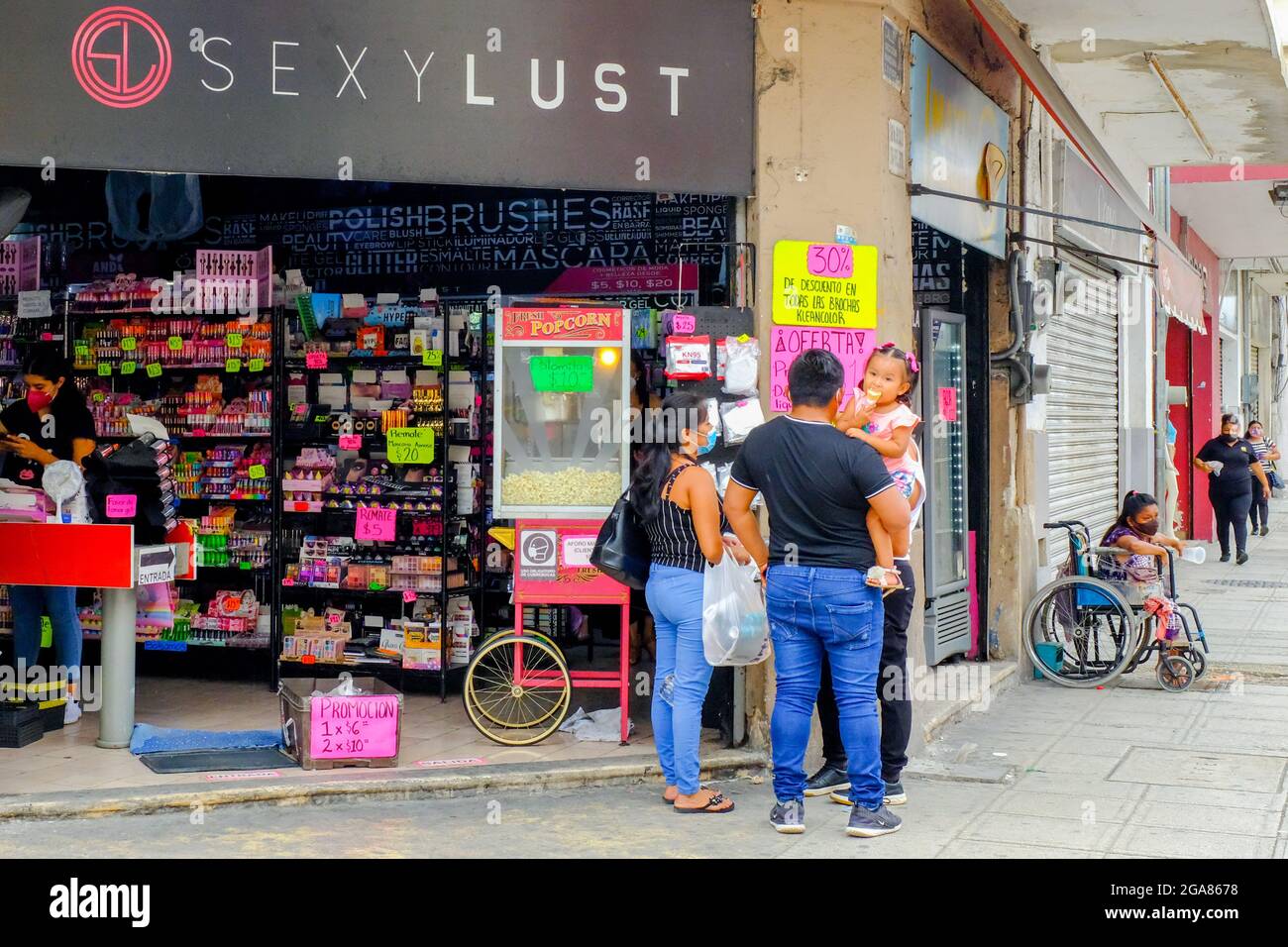 Les gens magasinent dans un centre-ville où de nombreux magasins restent fermés et où la crise économique se fait sentir (en raison de la pandémie mondiale de Covid-19) Merida, Mexique Banque D'Images