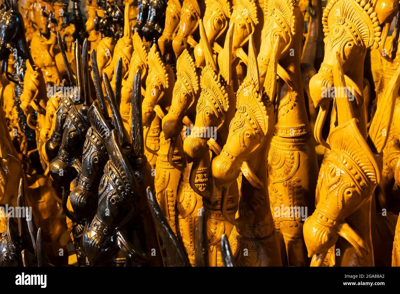 Chevaux, célèbres poupées d'animaux en terre cuite, fabriqués à Bishnupur, Bankura, Bengale-Occidental, à vendre à la foire de l'artisanat à Kolkata. Banque D'Images