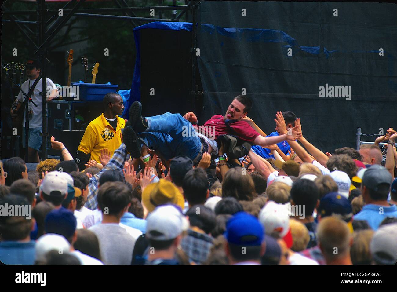 Saugerties, New York. 8-12-1994 foule à l'ouverture du concert. Woodstock '94 était un festival de musique organisé pour commémorer le 25e anniversaire du festival original de Woodstock en 1969. Il a été promu « 2 jours de paix et de musique de plus ». L'affiche utilisée pour promouvoir le premier concert a été révisée pour présenter deux oiseaux perchés sur un fretboard de guitare, au lieu du premier. Le concert était prévu pour les 13 et 14 août 1994, mais un troisième jour (le 12 août) a été ajouté. Le temps pendant le week-end était pluvieux, et le samedi, une grande partie du champ s'était transformée en boue. L'événement t Banque D'Images