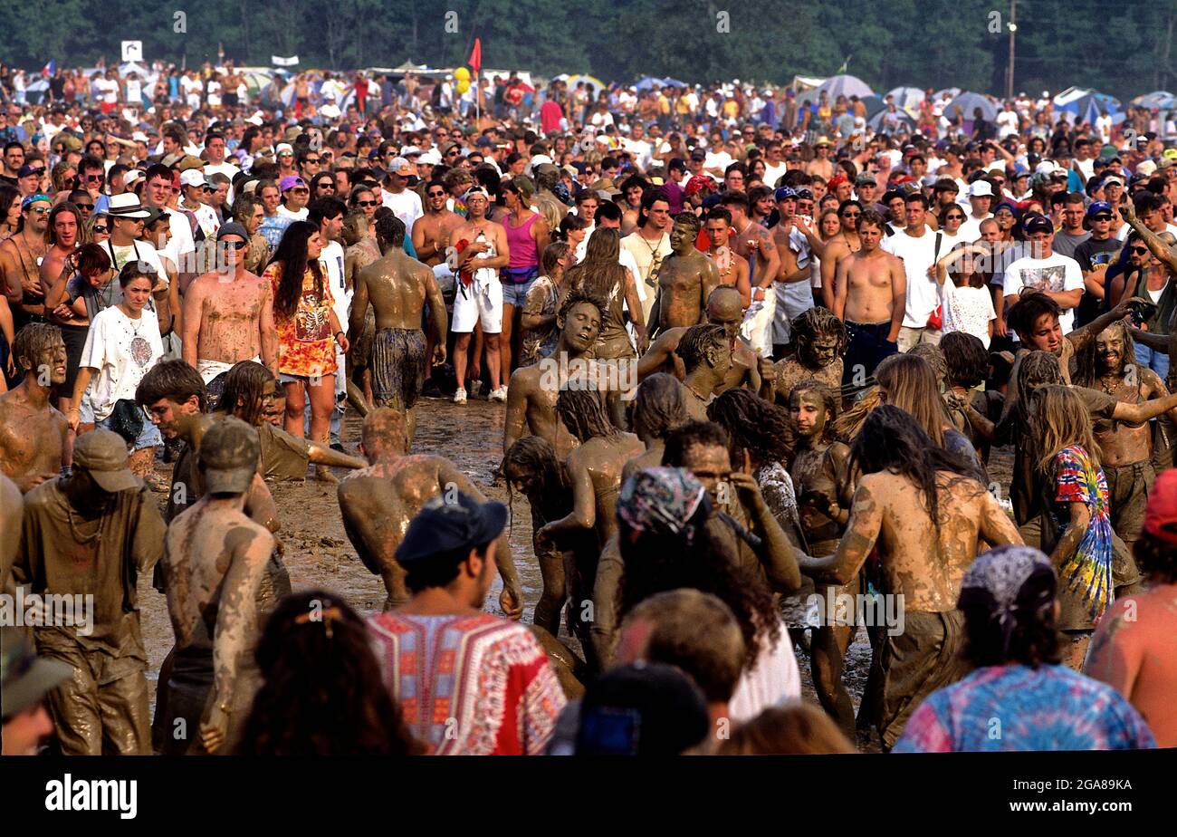 Saugerties, New York. 8-12-1994 foule à l'ouverture du concert. Woodstock '94 était un festival de musique organisé pour commémorer le 25e anniversaire du festival original de Woodstock en 1969. Il a été promu « 2 jours de paix et de musique de plus ». L'affiche utilisée pour promouvoir le premier concert a été révisée pour présenter deux oiseaux perchés sur un fretboard de guitare, au lieu du premier. Le concert était prévu pour les 13 et 14 août 1994, mais un troisième jour (le 12 août) a été ajouté. Le temps pendant le week-end était pluvieux, et le samedi, une grande partie du champ s'était transformée en boue. L'événement t Banque D'Images