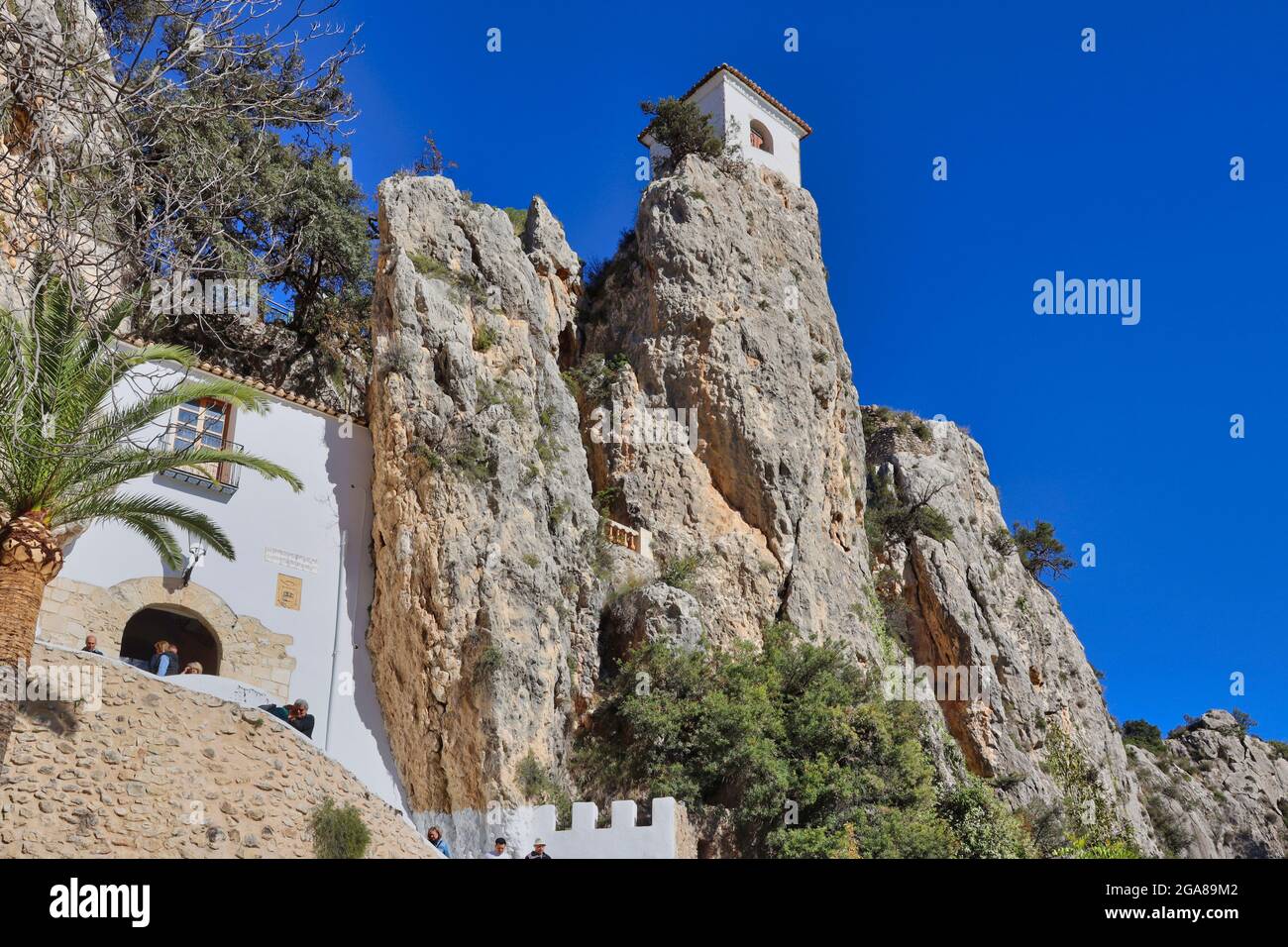 Guadalest village est dans la province d'Alicante dans la région de Valence et Murcie, Espagne. C'est la passerelle jusqu'à l'entrée dans la montagne Banque D'Images