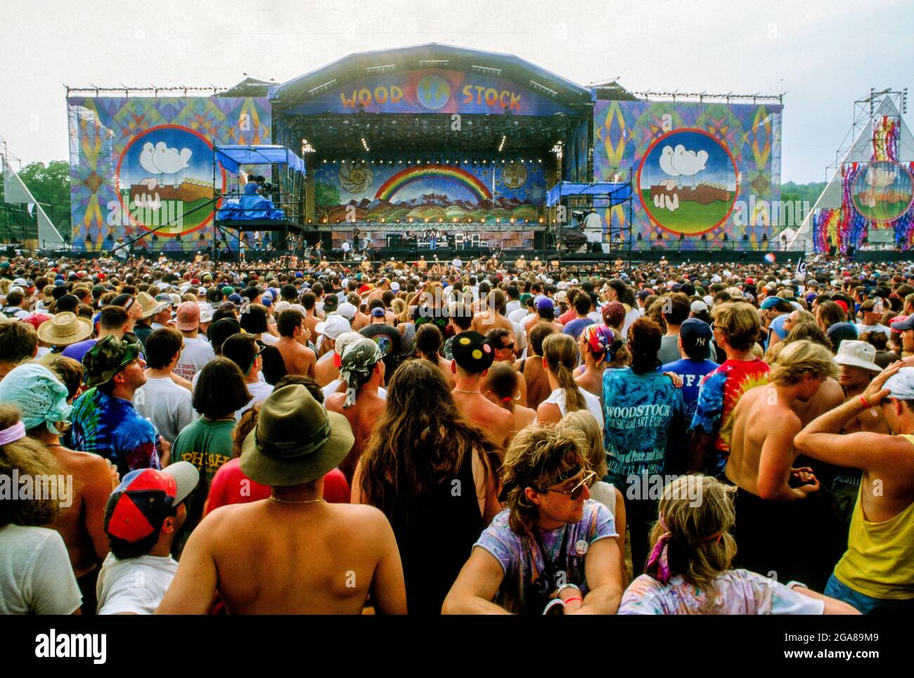 Foule devant la scène principale le jour de l'ouverture du 25e anniversaire du festival de musique de Woodstock à Saugerties, New York, le 12 août 1994. Crédit : Mark Reinstein/MediaPunch Banque D'Images