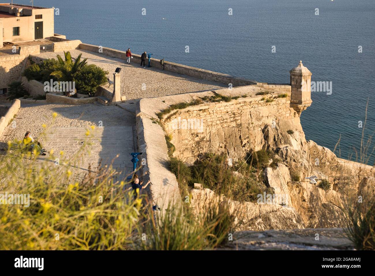 Vue sur le sommet des murs du château de Santa Barbara avec la mer Méditerranée au-delà, à Alicante, Espagne. Personnes vue Banque D'Images