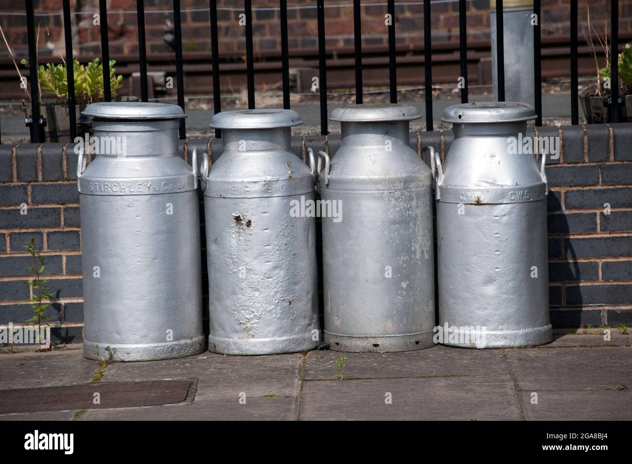Les urnes à lait à l'ancienne utilisées pour recueillir le lait jusqu'à ce que l'Office de commercialisation du lait annonce que la collecte des désabonnements prendra fin le 31 juillet 1979 Banque D'Images