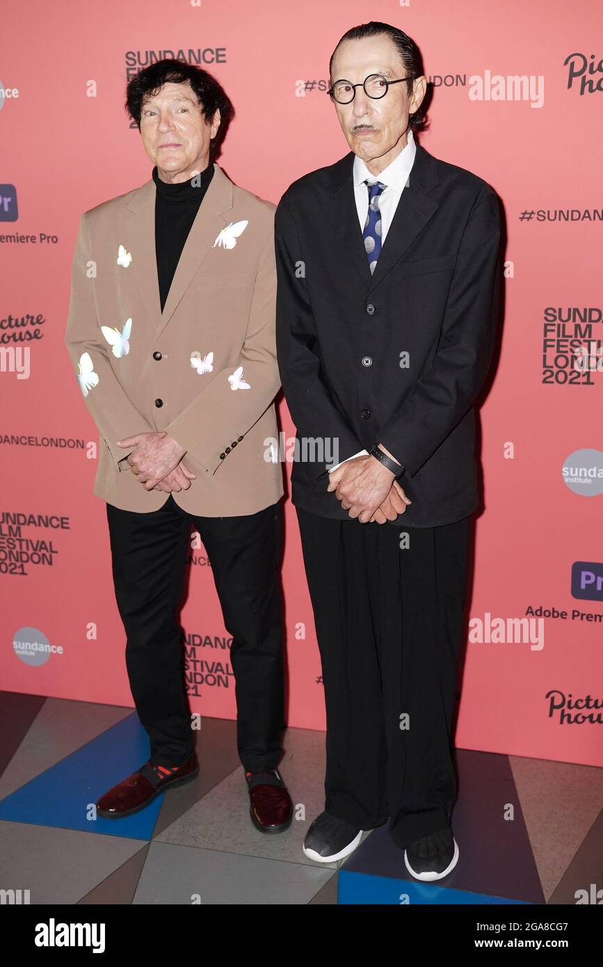 Ron et Russell Mael (à gauche), du duo pop-rock américain Sparks, assistent à la première britannique du Sundance London film Festival des Sparks Brothers au Picturehouse Central Cinema dans le centre de Londres. Date de la photo: Jeudi 29 juillet 2021. Le crédit photo devrait se lire: Aaron Chown/PA Wire Banque D'Images