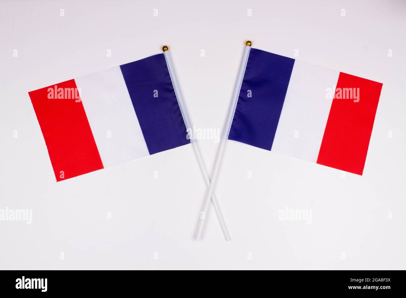 Drapeau de la France et drapeau de la France croisés l'un avec l'autre sur fond blanc. Isolé. L'image illustre la relation entre les pays Banque D'Images