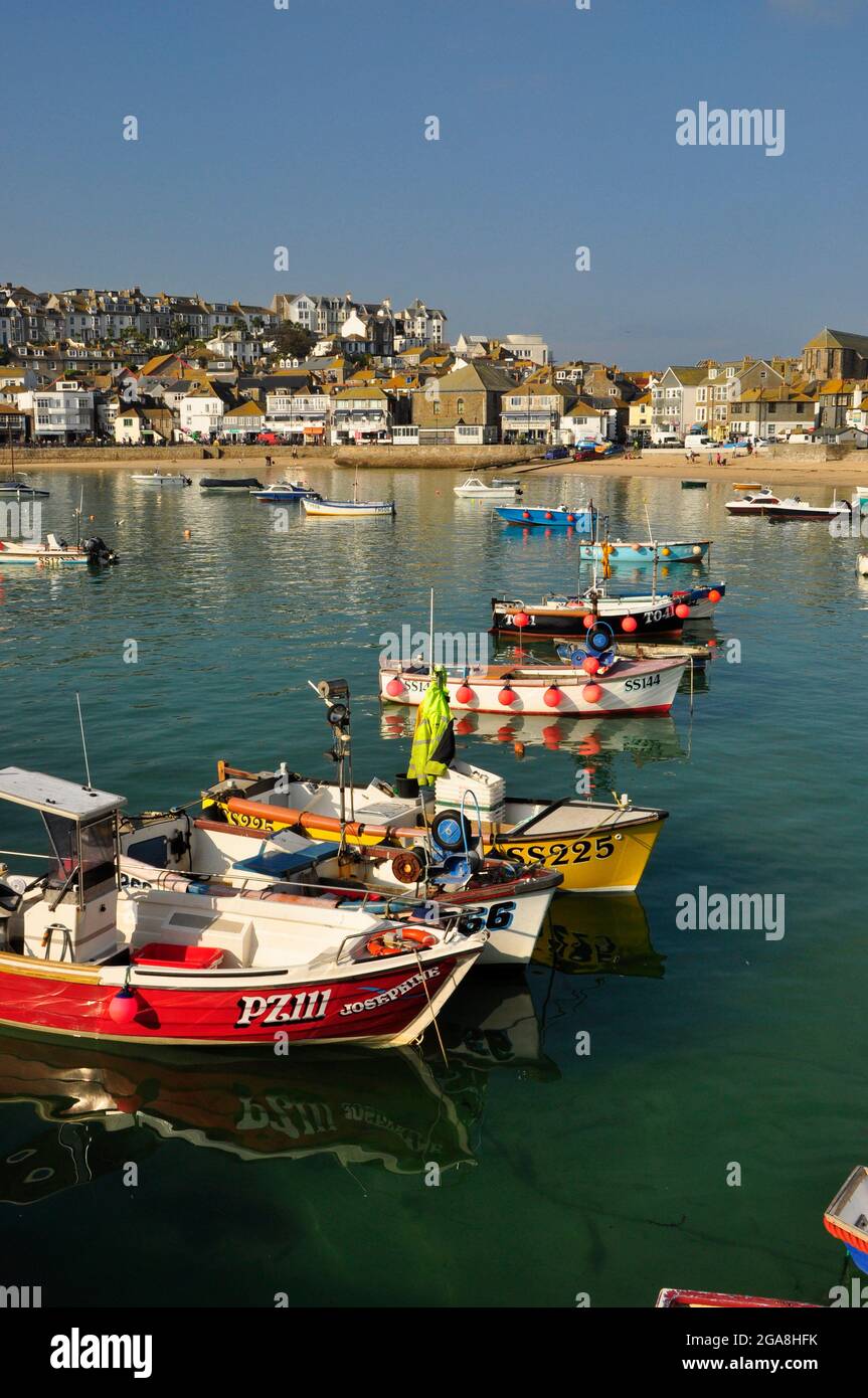 Bateaux de pêche dans le port de St Ives, Cornwall Banque D'Images