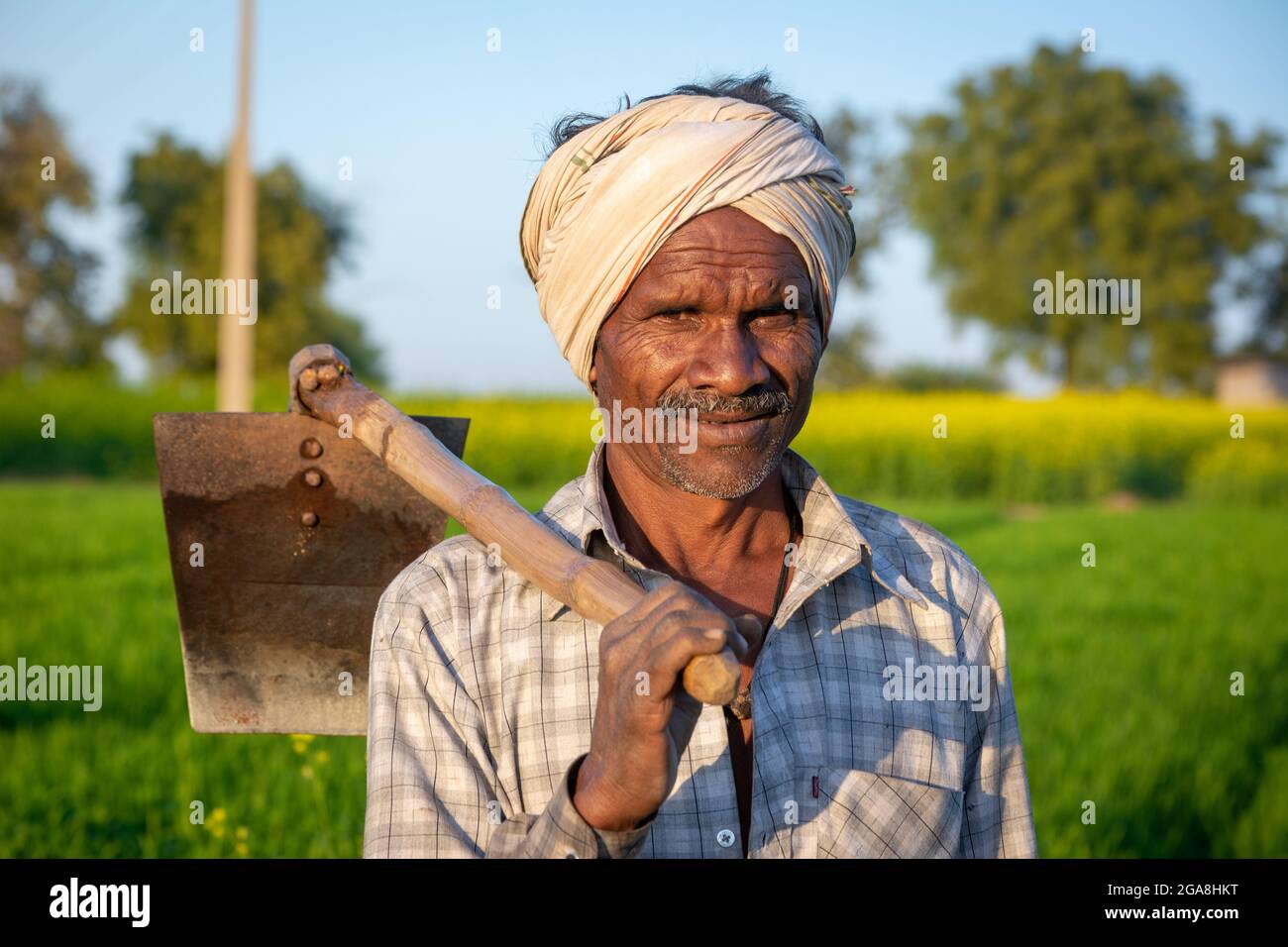 TIKAMGARH, MADHYA PRADESH, INDE - 23 JUILLET 2021 : agriculteur indien dans le domaine agricole. Banque D'Images