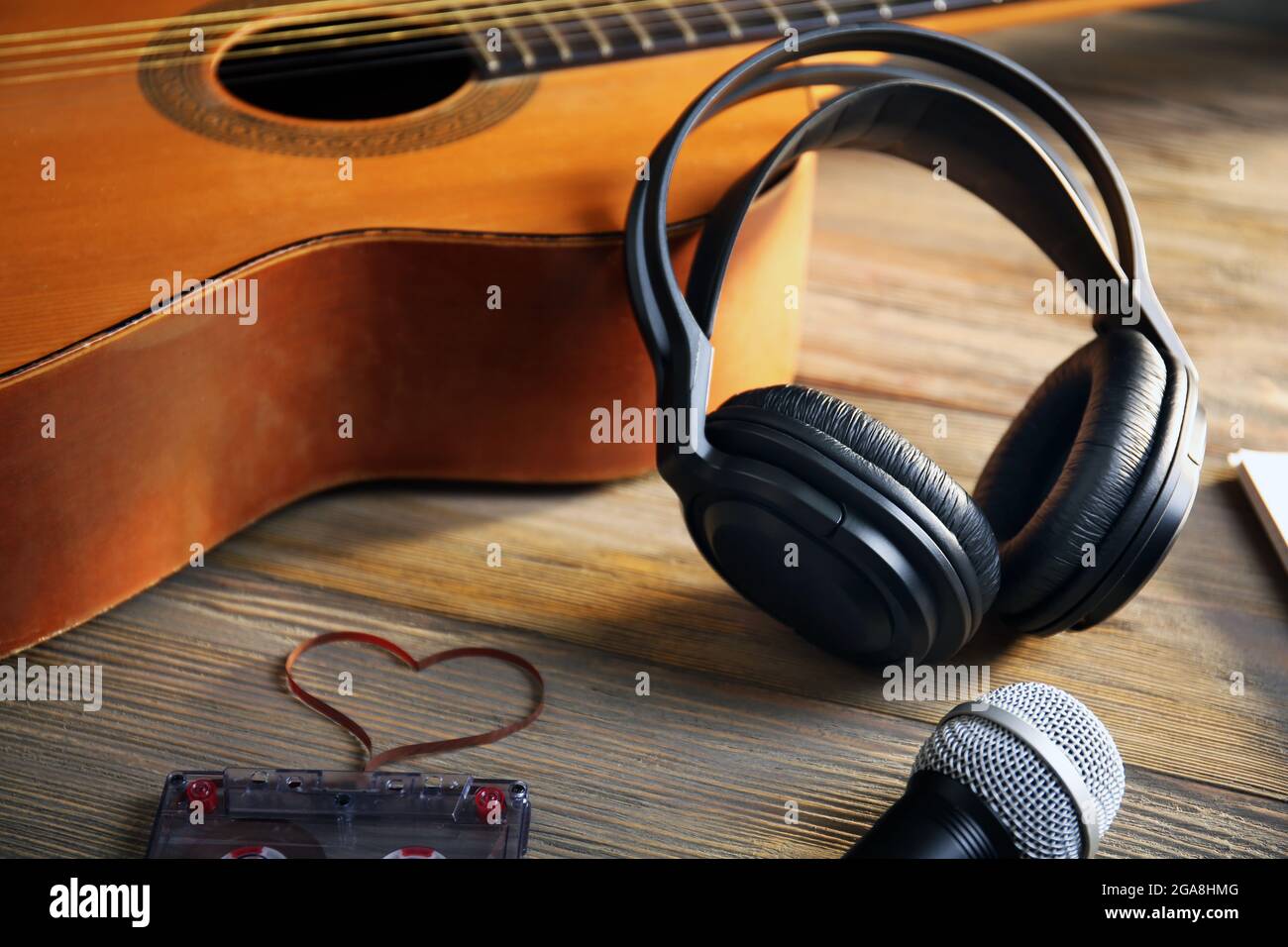 Scène d'enregistrement de musique avec guitare classique et casque sur  table en bois, closeup Photo Stock - Alamy