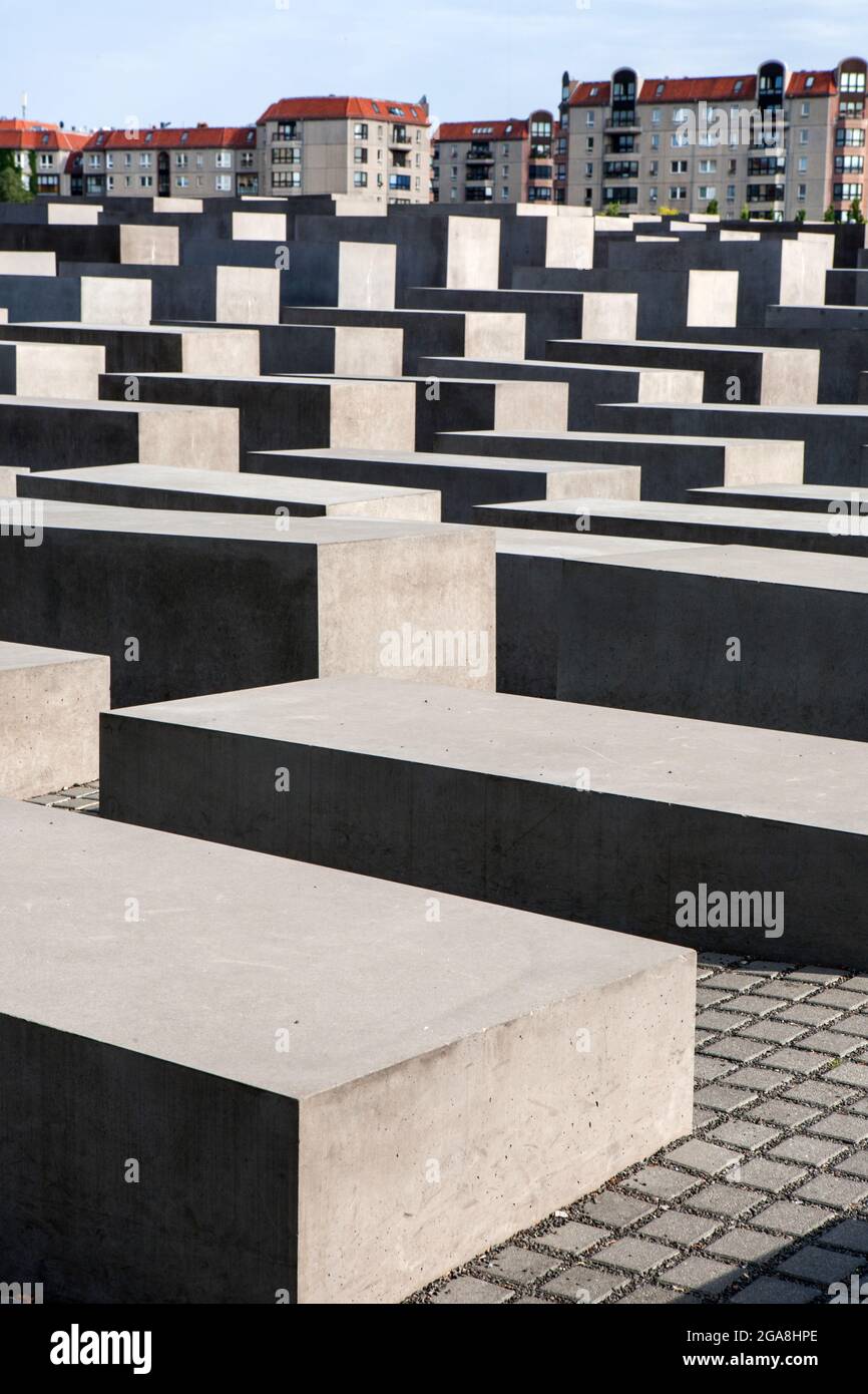 Mémorial aux Juifs d'Europe assassinés (le Mémorial de l'Holocauste) imposant lieu de commémoration et d'avertissement à Berlin, en Allemagne Banque D'Images