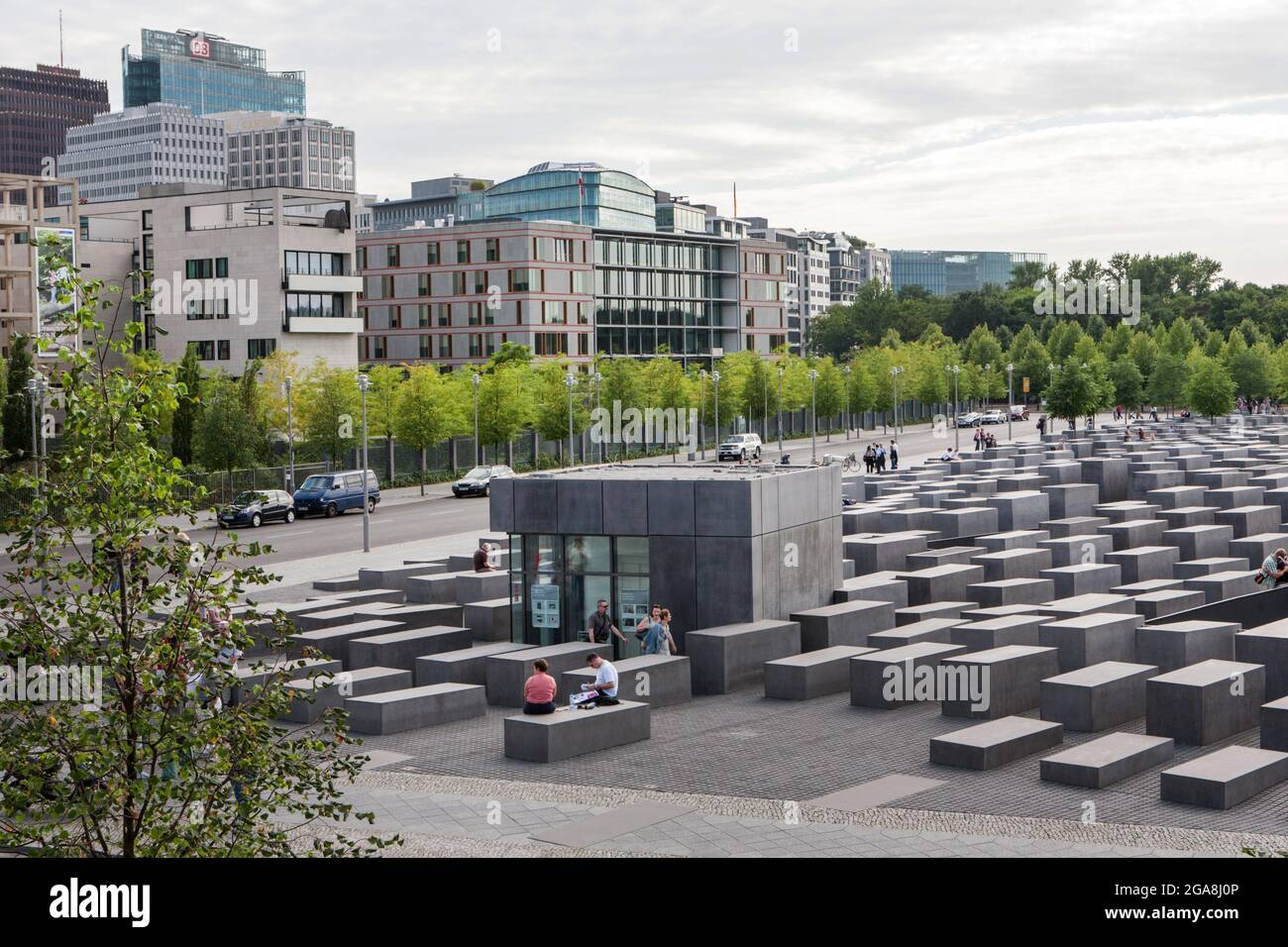 Mémorial aux Juifs d'Europe assassinés (le Mémorial de l'Holocauste) imposant lieu de commémoration et d'avertissement à Berlin, en Allemagne Banque D'Images