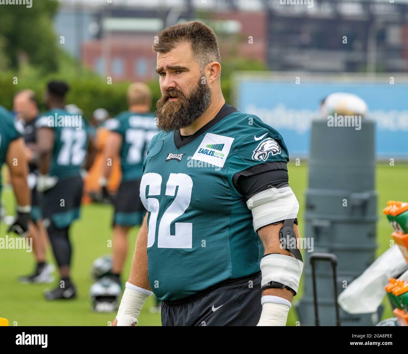 Philadelphie, Pennsylvanie, États-Unis. 29 juillet 2021. Le centre de la National football League (NFL) JASON KELCE, des Philadelphia Eagles, se réchauffe au cours de la deuxième journée de camp d'entraînement au complexe NovaCare de Philadelphie, en Pennsylvanie. (Image de crédit : © Jim Z. Rider/ZUMA Press Wire) Banque D'Images