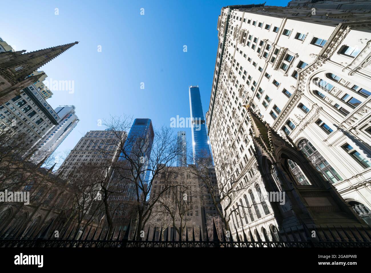 Lower Manhattan gratte-ciel autour de la Trinity Church à New York City NY USA le 7 2021 mars. Banque D'Images