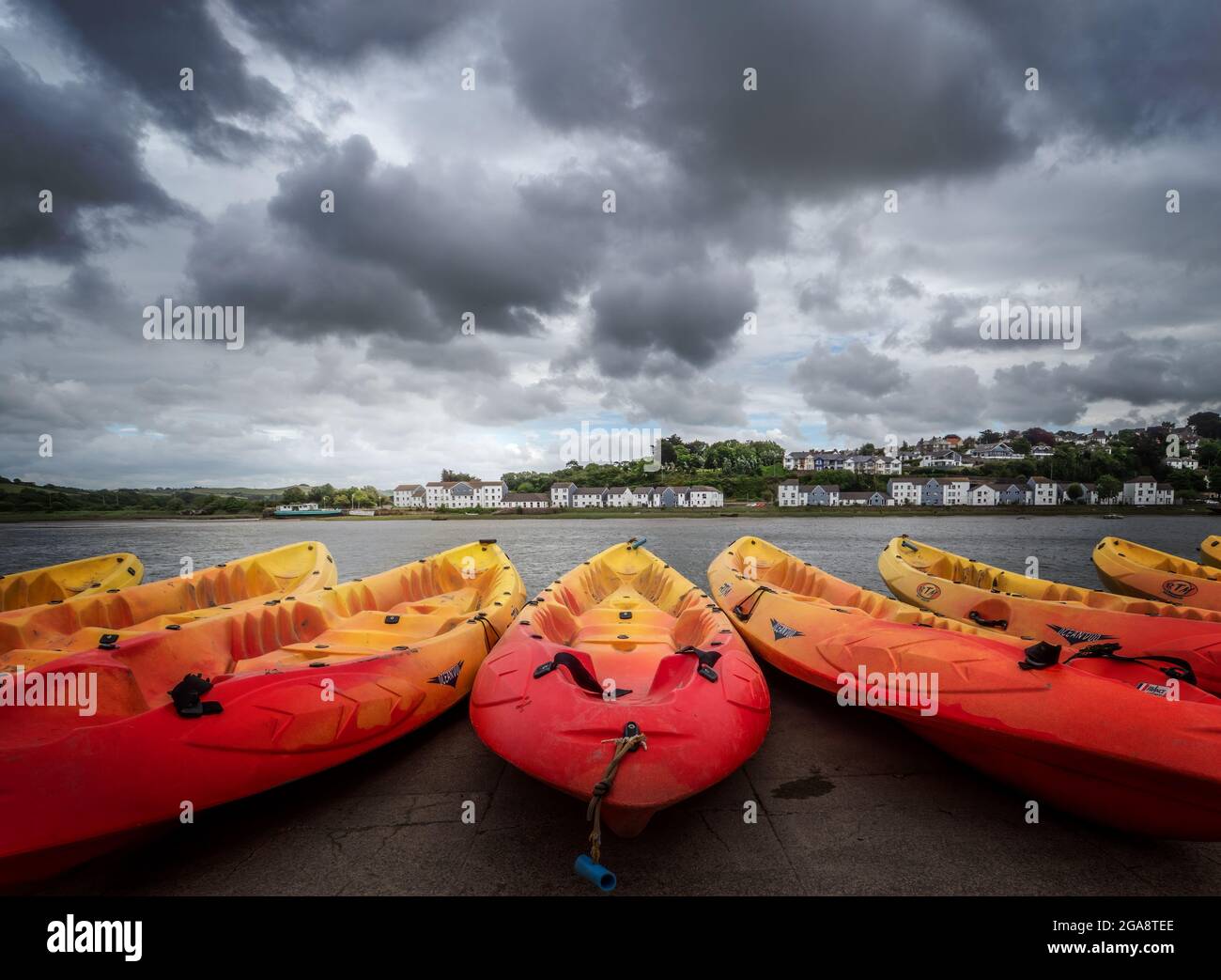 BIDEFORD, DEVON, ANGLETERRE - 6 JUILLET 2021 : canoës sur le quai prêts pour les sports nautiques. Banque D'Images