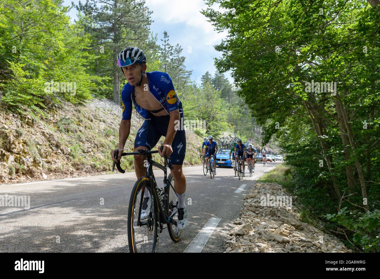 Davide Ballerini en action lors de la montée du MontVentoux en Tour de France 2021. Il s'est