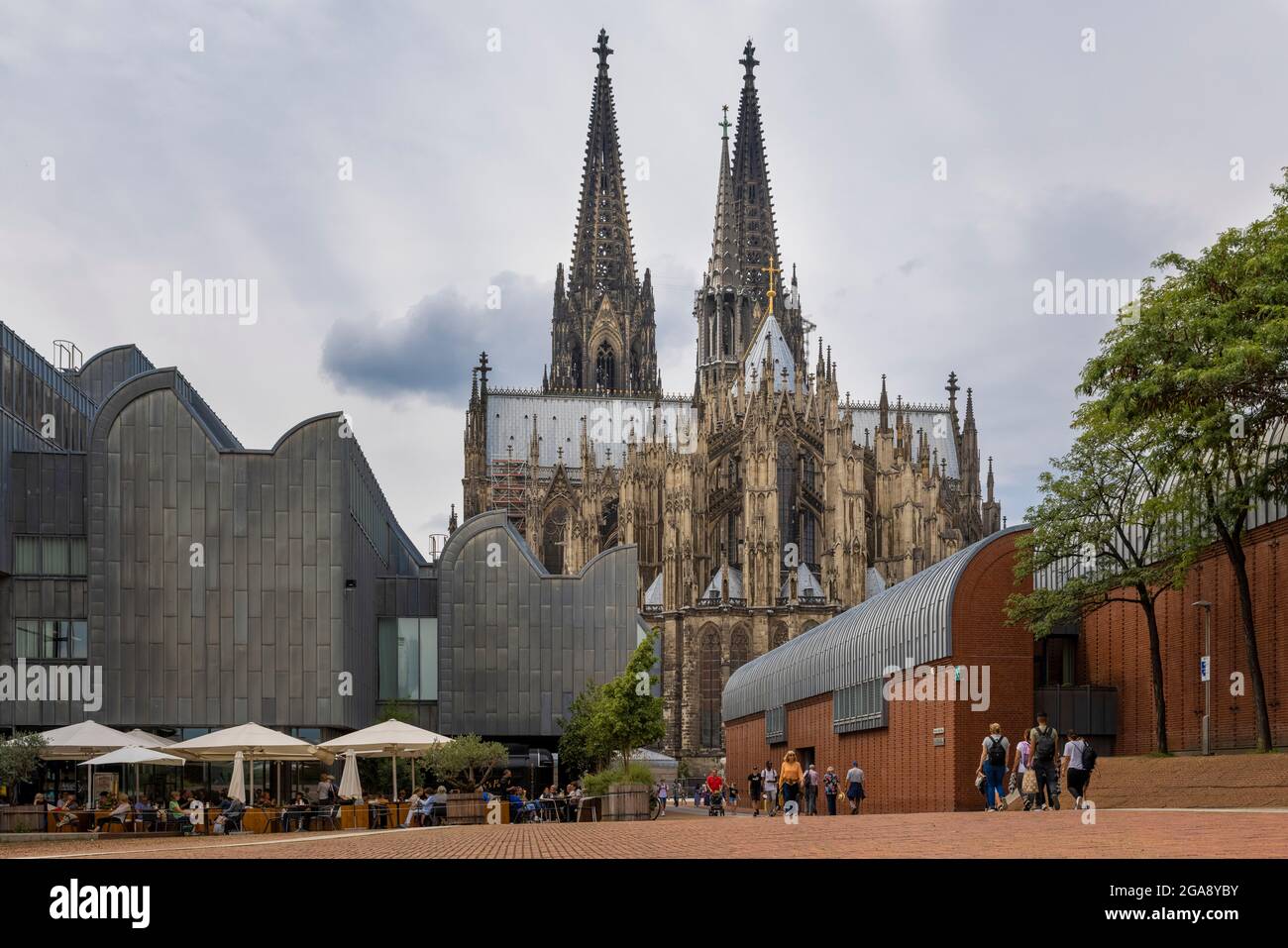 Les tours jumelles de la cathédrale de Cologne sont bien connu dans le monde entier Banque D'Images