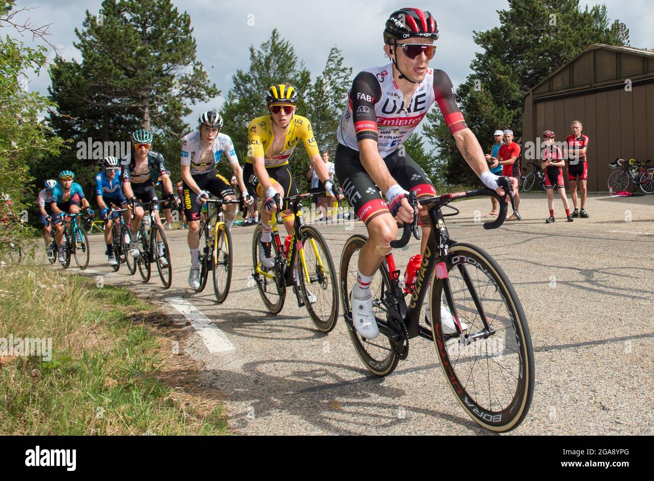 Malaucène, France. 07e juillet 2021. Tadej Pogacar (maillot jaune) suivi de Jonas Vingegaard lors de la montée du Mont-Ventoux en Tour de France 2021.la 11e étape du Tour de France 2021 se déroule entre Sorgues et Malaucène avec une double ascension du Mont-Ventoux. Le vainqueur de la scène est Wout Van Aert. (Photo de Laurent Coust/SOPA Images/Sipa USA) crédit: SIPA USA/Alay Live News Banque D'Images