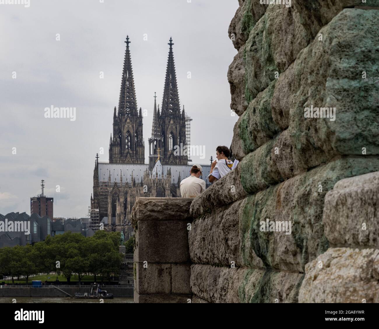 Les tours jumelles de la cathédrale de Cologne sont bien connu dans le monde entier Banque D'Images