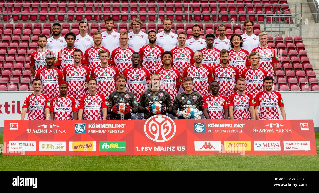 29 juillet 2021, Rhénanie-Palatinat, Mayence: Football: Bundesliga, FSV Mainz 05, photo de l'équipe: Première rangée: Tijan Njie (analyse vidéo), Vincent Lorenz (analyse vidéo), Patrick Kaniuth (co-formateur), Stephan Kuhnert (gardien de but), Bo Svensson (entraîneur-chef), Babak Keyhanald Grüfar (entraîneur-chef de performance), Jonas Herzven (chef adjoint). Responsable de la performance) Moyen-Haut: Kevin Stöger, Jean-Paul Boetius, Silvan Widmer, Niklas Tauer, Jeremiah St. juste, Dominik Kohr, Anderson Lucoqui, Jae-sung Lee, Jonathan Burkardt milieu bas: Edimillon Fernandes, Stefan Bell, Luca Banque D'Images