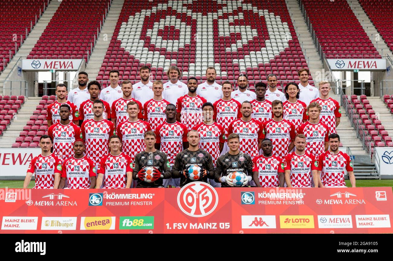29 juillet 2021, Rhénanie-Palatinat, Mayence: Football: Bundesliga, FSV Mainz 05, photo de l'équipe: Première rangée: Tijan Njie (analyse vidéo), Vincent Lorenz (analyse vidéo), Patrick Kaniuth (co-formateur), Stephan Kuhnert (gardien de but), Bo Svensson (entraîneur-chef), Babak Keyhanald Grüfar (entraîneur-chef de performance), Jonas Herzven (chef adjoint). Responsable de la performance) Moyen-Haut: Kevin Stöger, Jean-Paul Boetius, Silvan Widmer, Niklas Tauer, Jeremiah St. juste, Dominik Kohr, Anderson Lucoqui, Jae-sung Lee, Jonathan Burkardt milieu bas: Edimillon Fernandes, Stefan Bell, Luca Banque D'Images