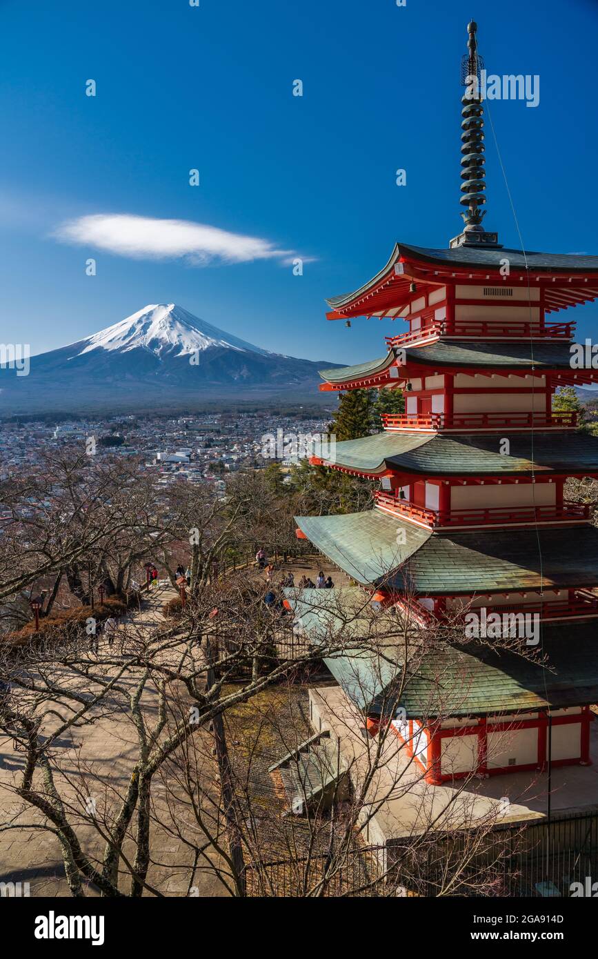 Mont Fuji avec la célèbre Pagode rouge Chureito en premier plan. Sanctuaire Shinto japonais avec montagne et ville emblématiques en arrière-plan. Banque D'Images