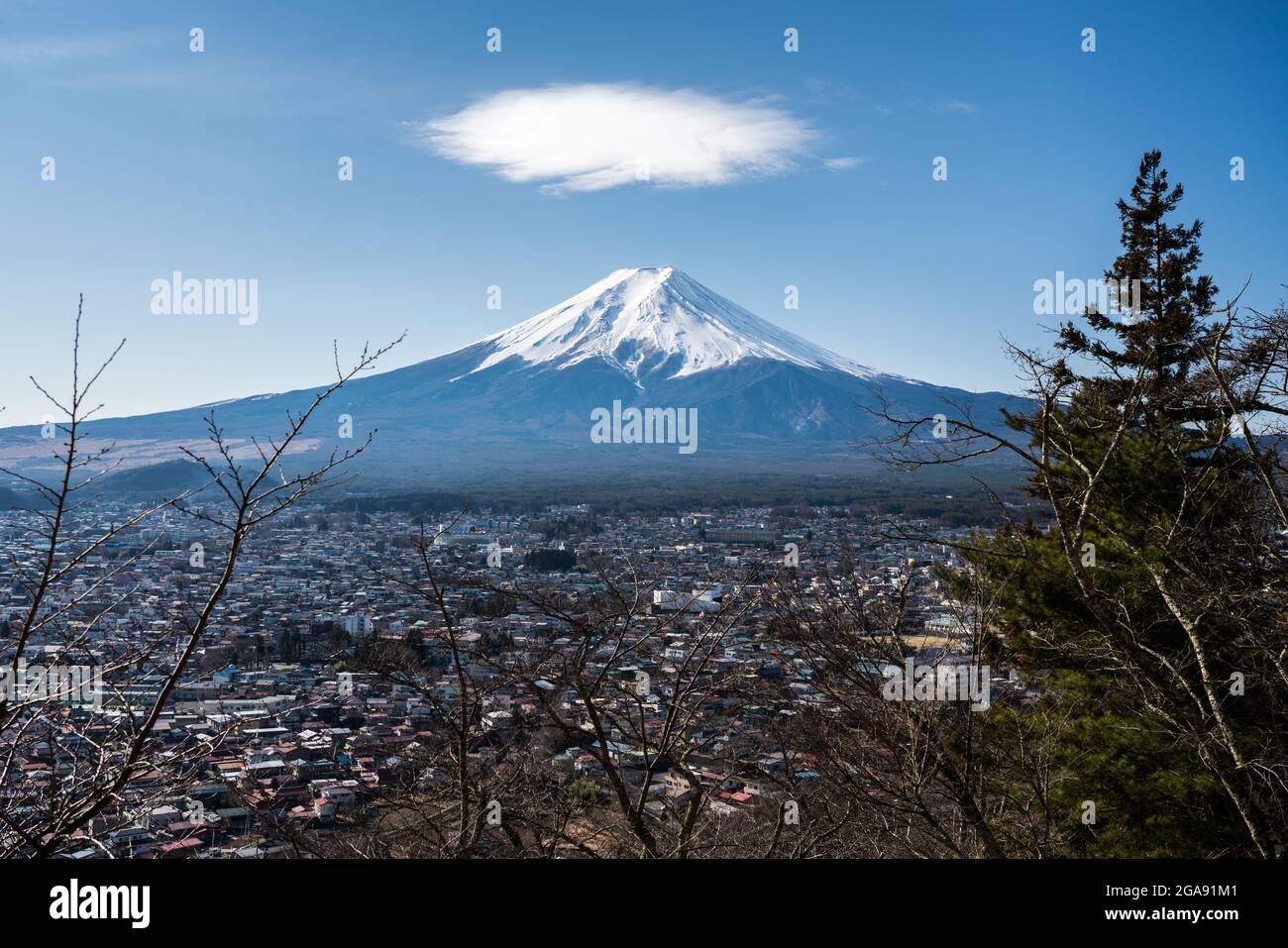 Nuage de Cumulus avec ciel bleu au-dessus du Mont Fuji, la plus haute