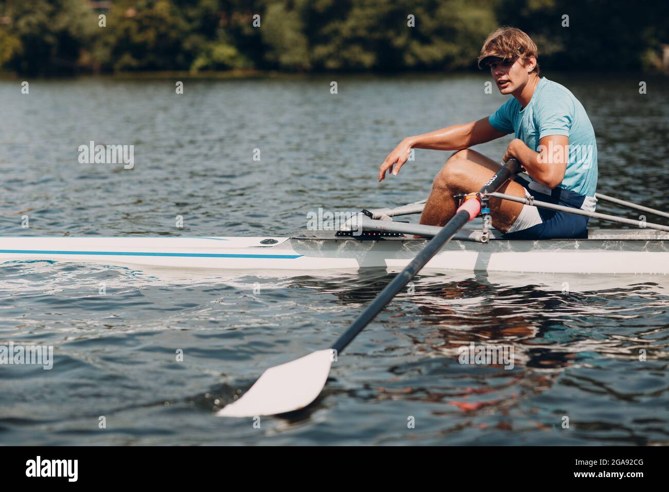 Sportsman lance-crâne unique rameur aviron sur bateau. Détente après la  compétition Photo Stock - Alamy