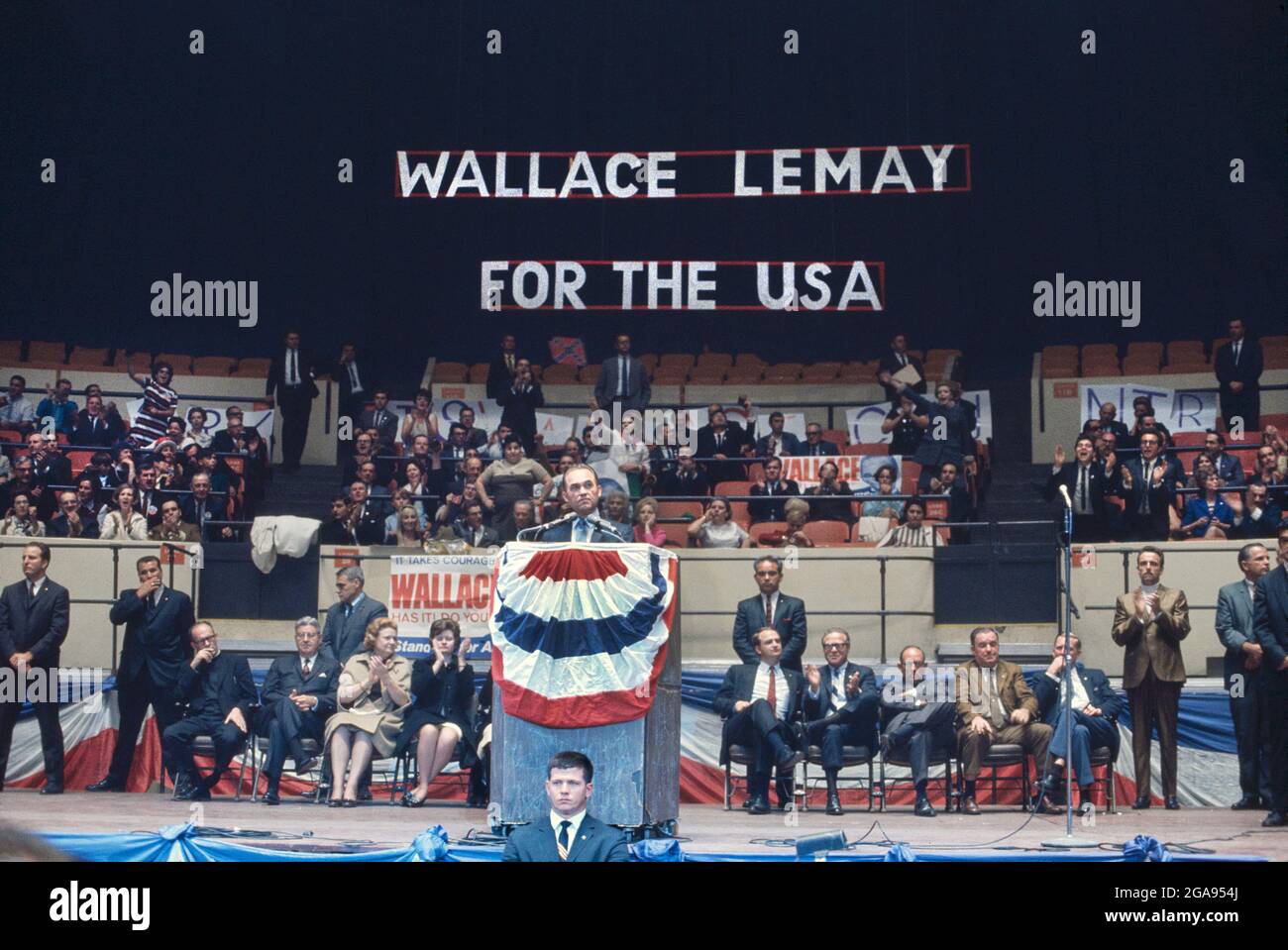 George Wallace s'exprimant lors de son rassemblement de campagne présidentielle, Madison Square Garden, New York, New York, États-Unis, Bernard Gotfryd, octobre 24,1968 Banque D'Images