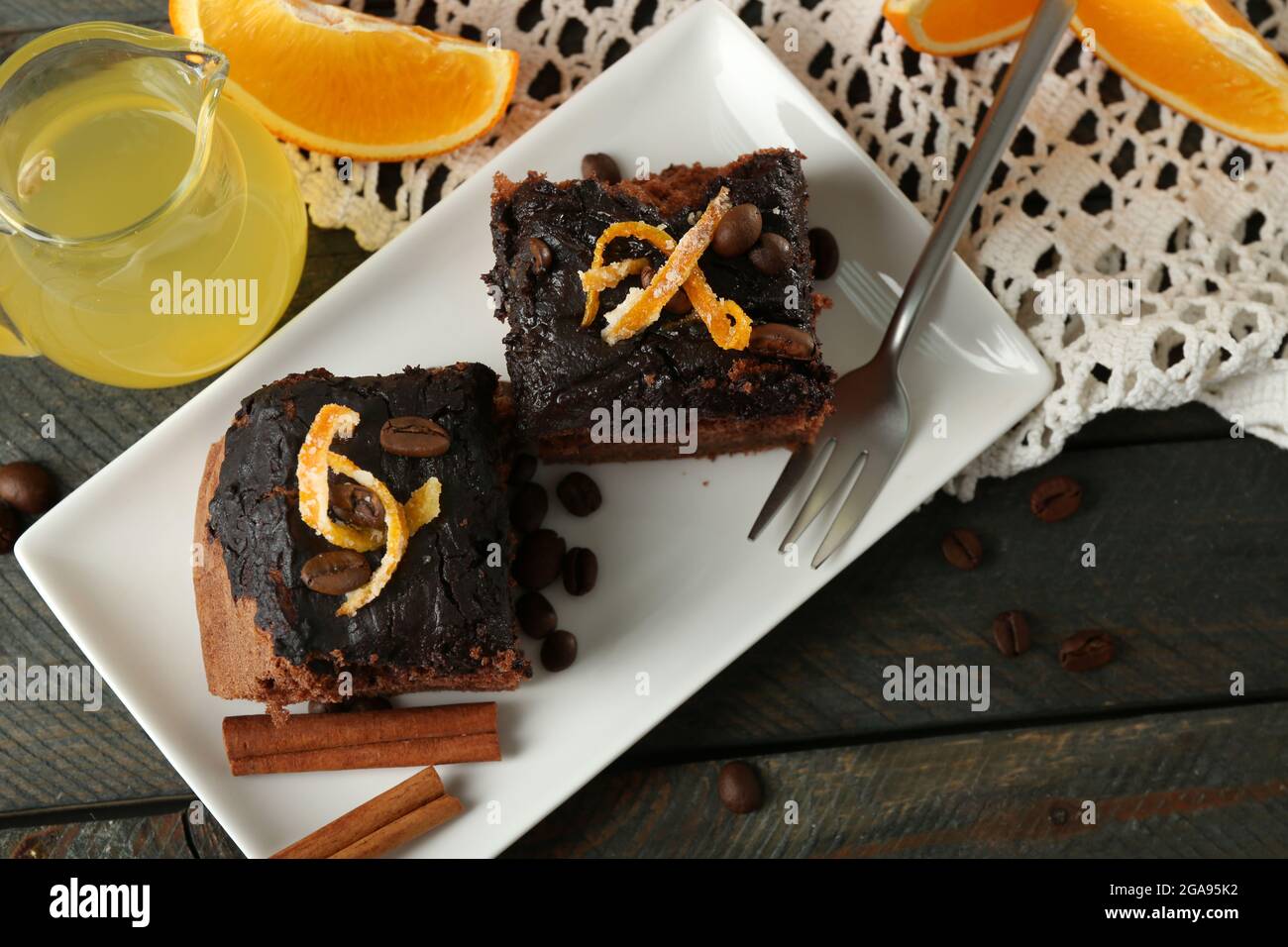 Portion De Gateau Avec Glacage Au Chocolat Et Orange Sur Plaque Sur Fond De Bois Photo Stock Alamy