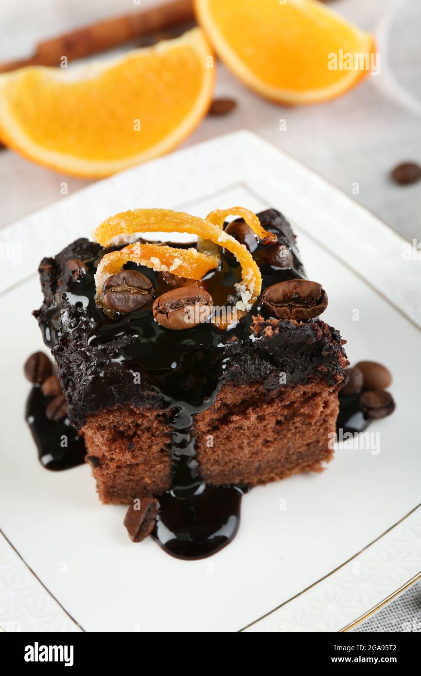 Portion De Gateau Avec Glacage Au Chocolat Et Orange Sur Plaque Gros Plan Photo Stock Alamy