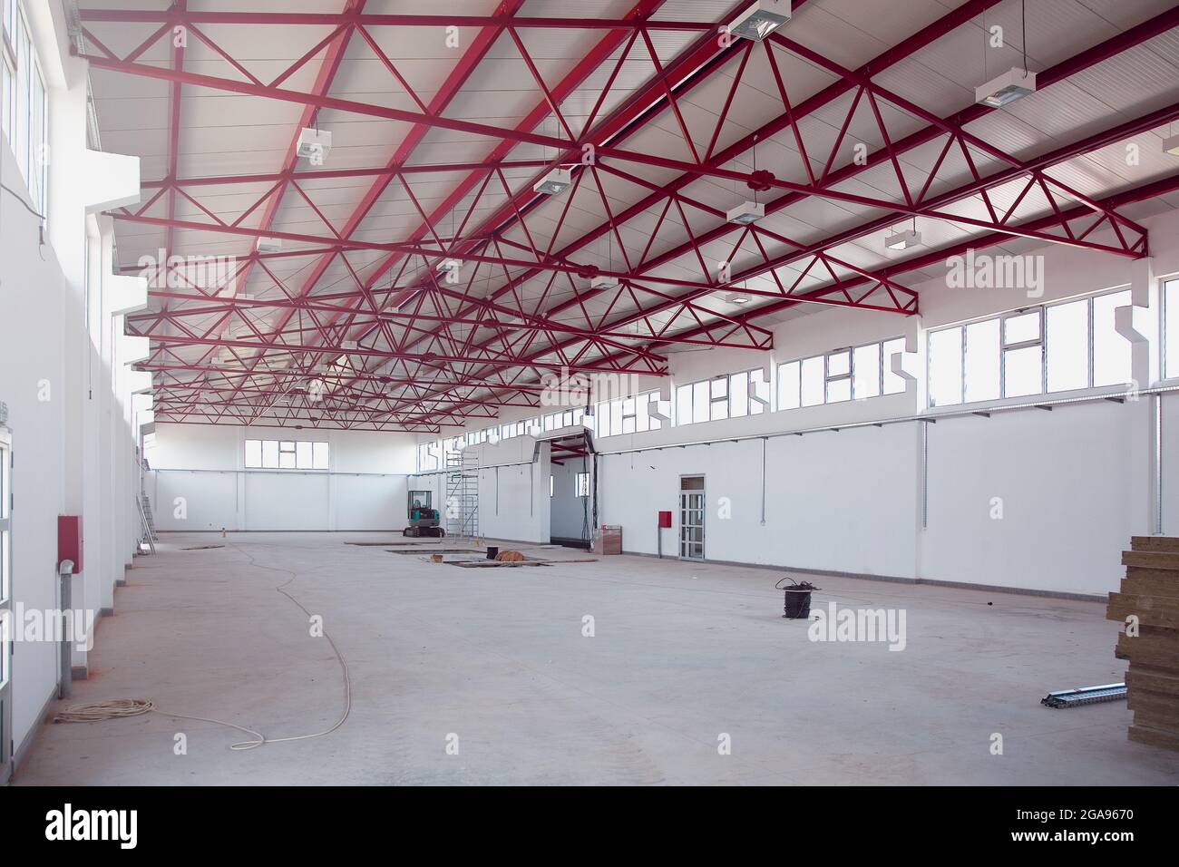 Construction en fer cadre de bâtiment de stockage industriel en construction avec panneaux isolants sandwich. Banque D'Images