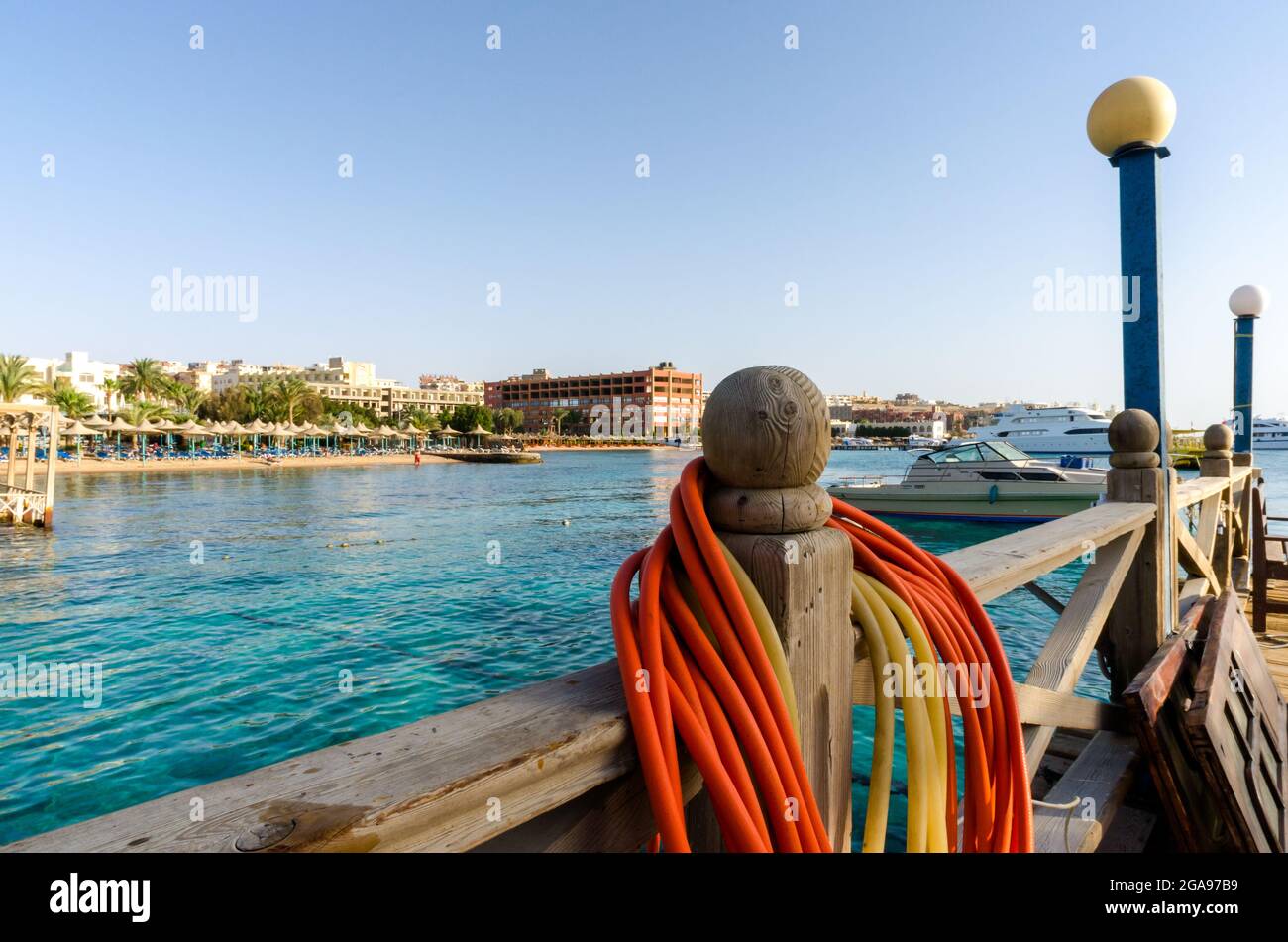 parasols de plage et palmiers sur le fond de la mer rouge et des navires en egypte hurghada Banque D'Images