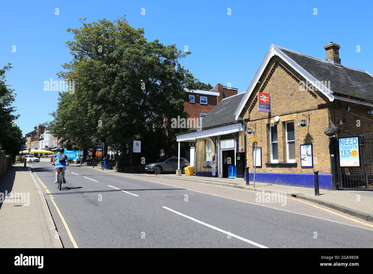 Gare de Winchmore Hill dans la banlieue riche et verdoyante du nord de Londres, Royaume-Uni Banque D'Images