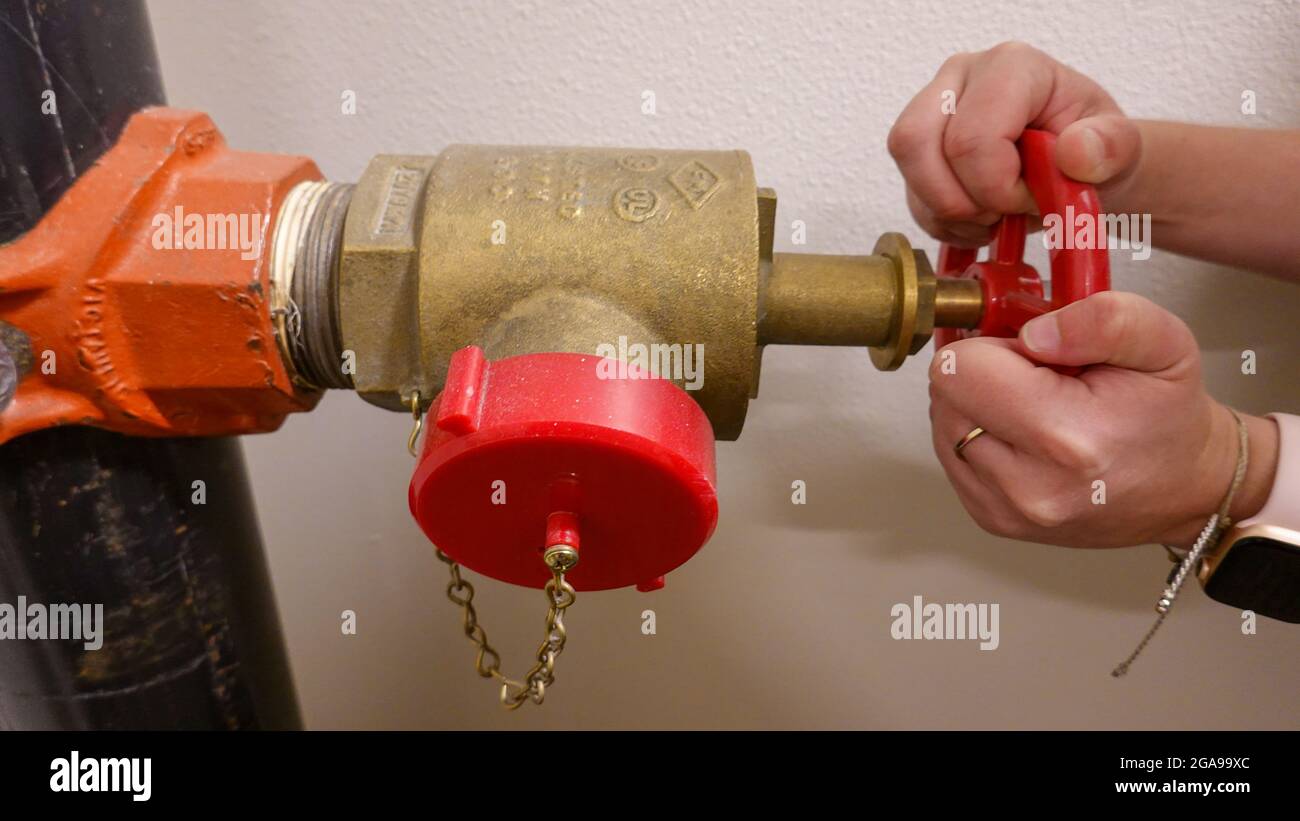 Seattle, WA USA - 6 septembre 2019 : une vanne d'arrêt d'eau dans un complexe d'appartements à Seattle, WA. Banque D'Images