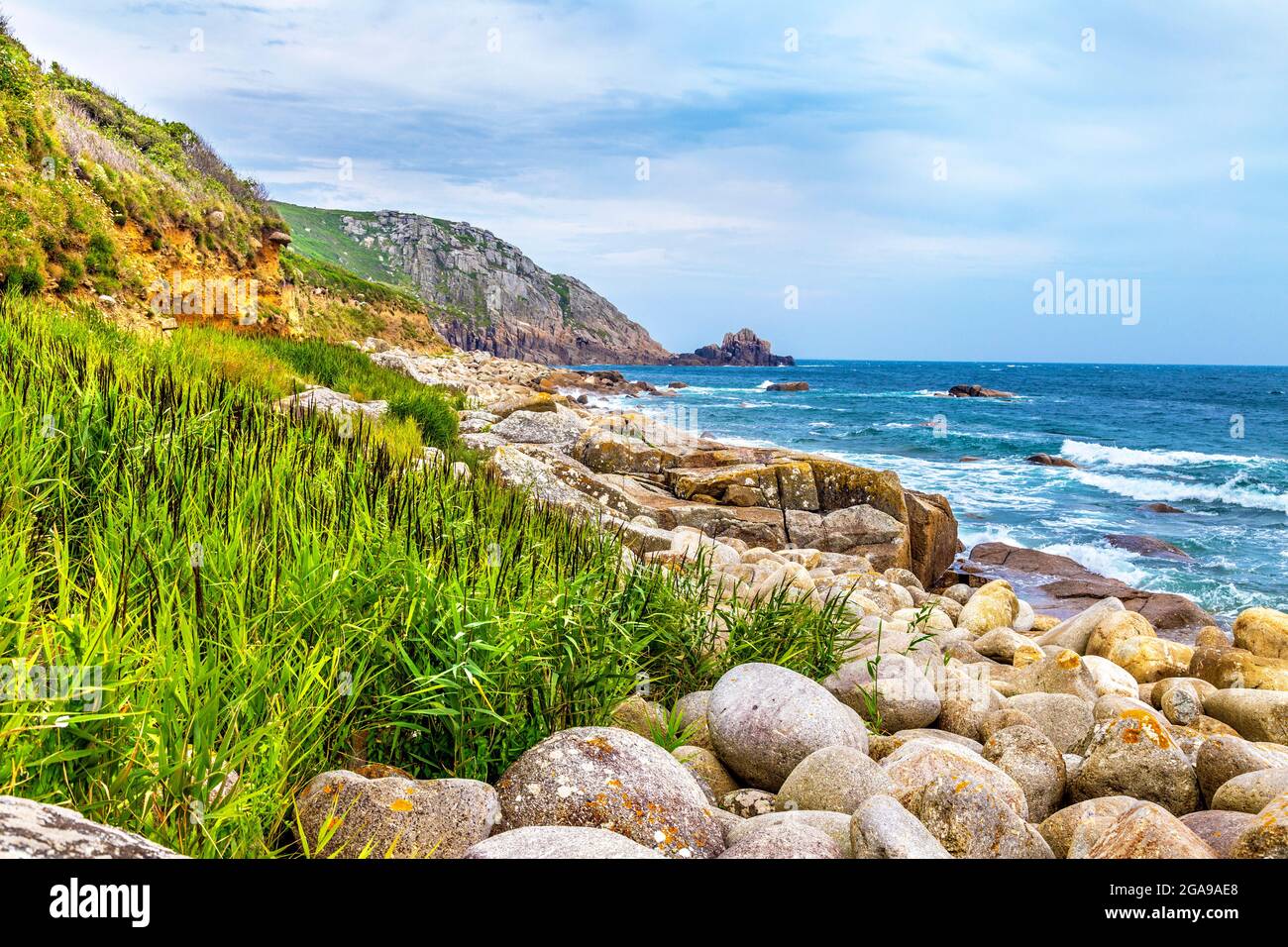 Grandes rochers sur la plage de St Loy's Cove, le long du South West Coast Path, Cornwall, Royaume-Uni Banque D'Images