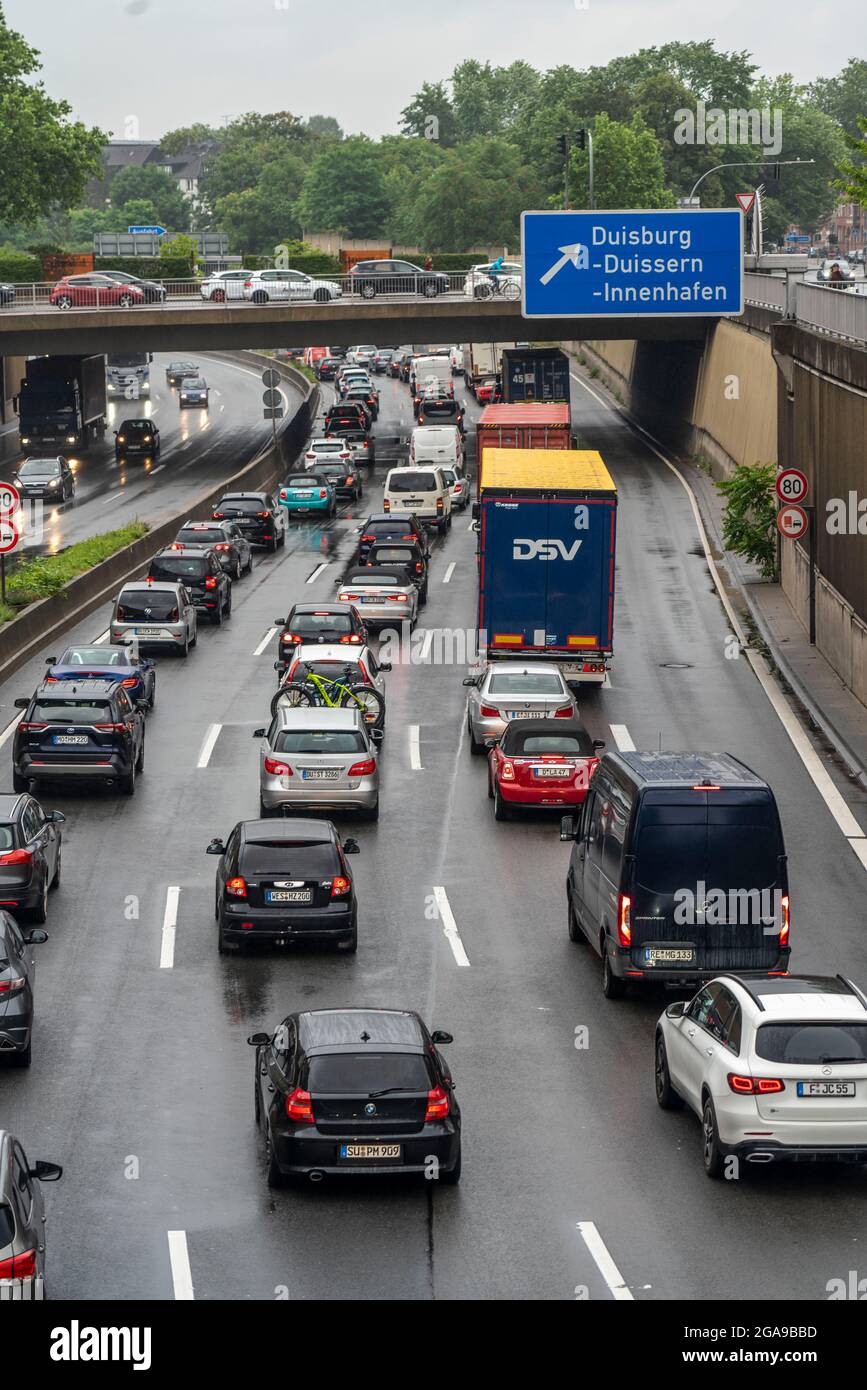 Embouteillage sur l'autoroute A59, en passant par la ville de Duisburg, en direction du nord, heure de pointe, NRW, Allemagne Banque D'Images