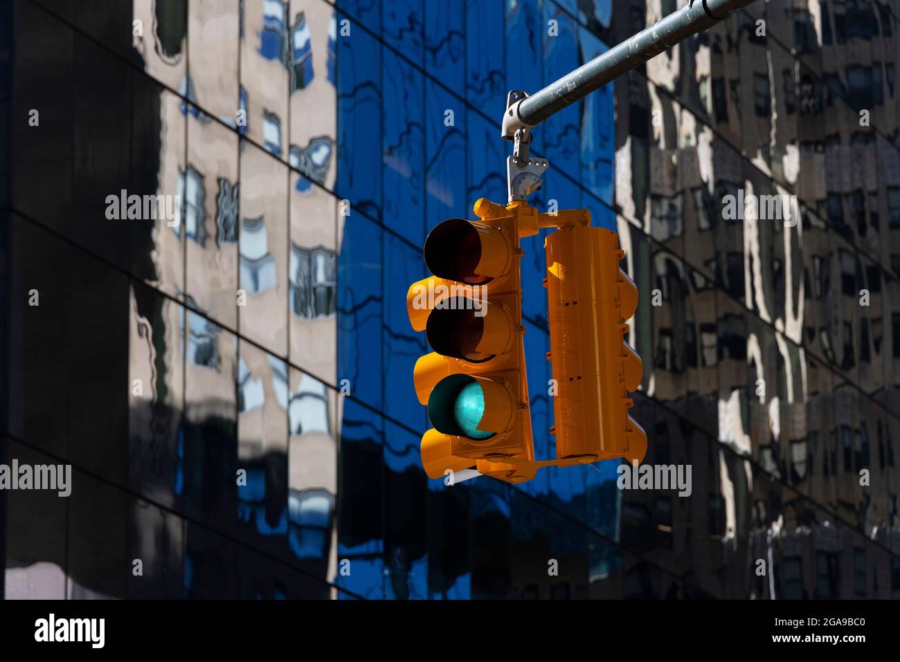 Le feu de stop se trouve parmi les bâtiments de Park Avenue le 24 février 2021 à New York City NY USA. Banque D'Images