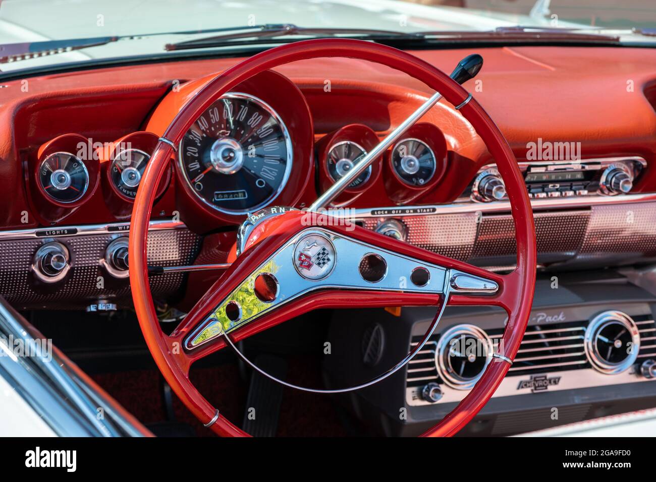 PLYMOUTH, MI/États-Unis - 26 JUILLET 2021 : gros plan d'un tableau de bord Impala 1960 de Chevrolet au concours d'élégance of America au Inn at St. John's. Banque D'Images