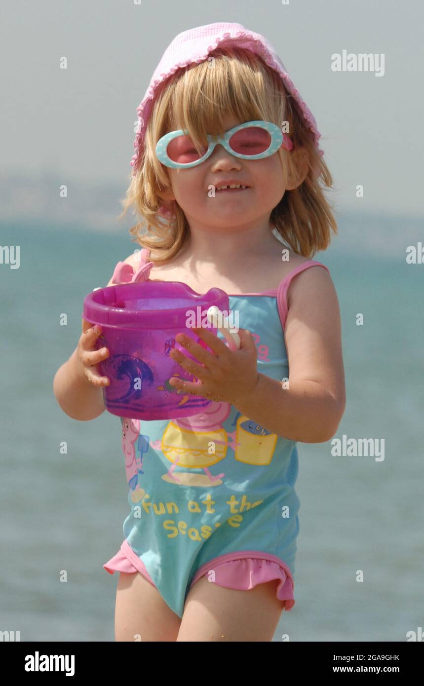 hannah walker, âgée de 2 ans, s'amuse sur la plage de southsea alors que les températures montent dans les années 80. pic mike walker, 2008 Banque D'Images