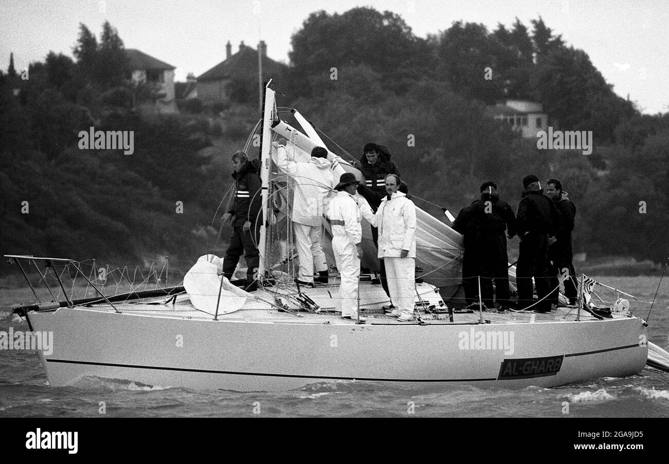 AJAXNETPHOTO. 1985. SOLENT, ANGLETERRE. - DÉBUT DE COURSE DE CANAL - LE YACHT DE L'ÉQUIPE DE COUPE ADMIRAL DU PORTUGAL AL GHARB RETOURNE À COWES AVEC LE MÂT CASSÉ DANS LES VENTS DE FORCE DE GALE. PHOTO:JONATHAN EASTLAND/AJAX REF:CHR85 23 25 Banque D'Images