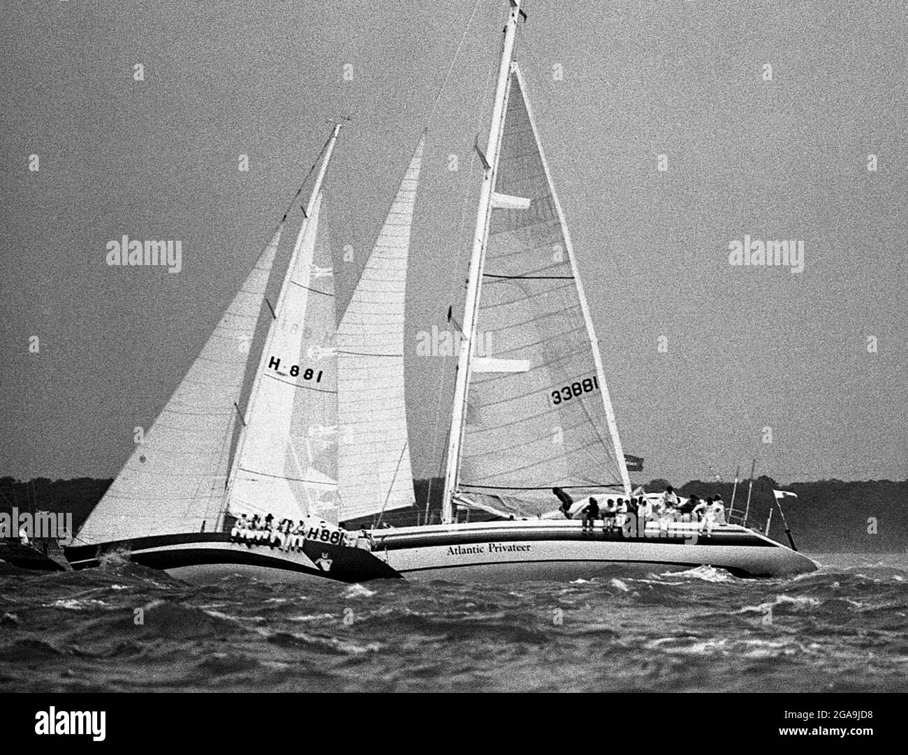 AJAXNETPHOTO. 1985. SOLENT, ANGLETERRE. - DÉBUT DE LA COURSE DE CANAL - SOUTH AFRICAN MAXI YACHT ATLANTIC PRIVATEER DANS LE MAUVAIS TEMPS AU DÉBUT. LE YACHT EST L'ENTRÉE DE COURSE MONDIALE DE WHITBREAD. PHOTO:JONATHAN EASTLAND/AJAX REF:CHR85_6A_20 Banque D'Images