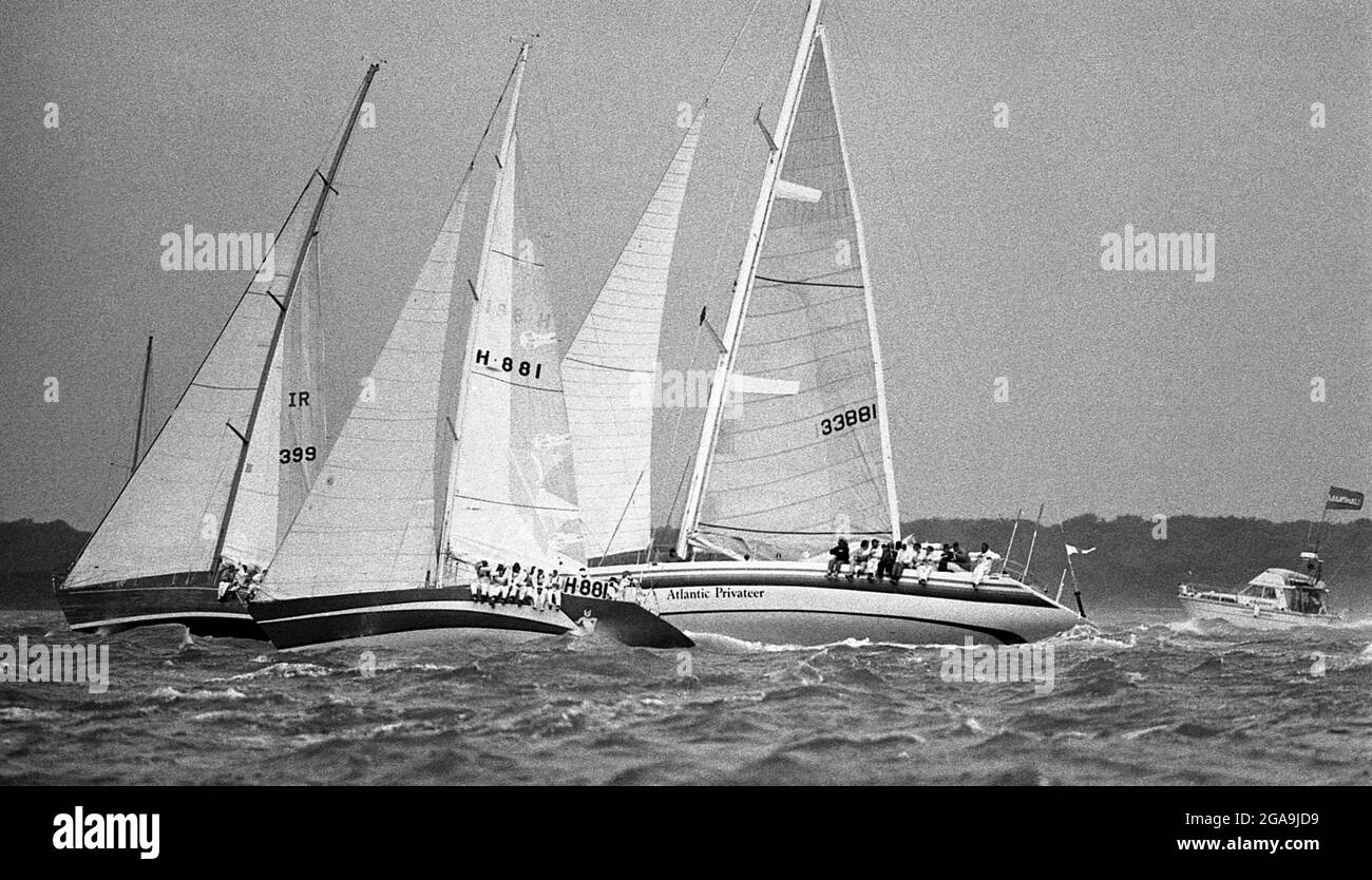 AJAXNETPHOTO. 1985. SOLENT, ANGLETERRE. - DÉBUT DE LA COURSE DE CANAL - SOUTH AFRICAN MAXI YACHT ATLANTIC PRIVATEER DANS LE MAUVAIS TEMPS AU DÉBUT. LE YACHT EST L'ENTRÉE DE COURSE MONDIALE DE WHITBREAD. PHOTO:JONATHAN EASTLAND/AJAX REF:CHR85_7A_21 Banque D'Images