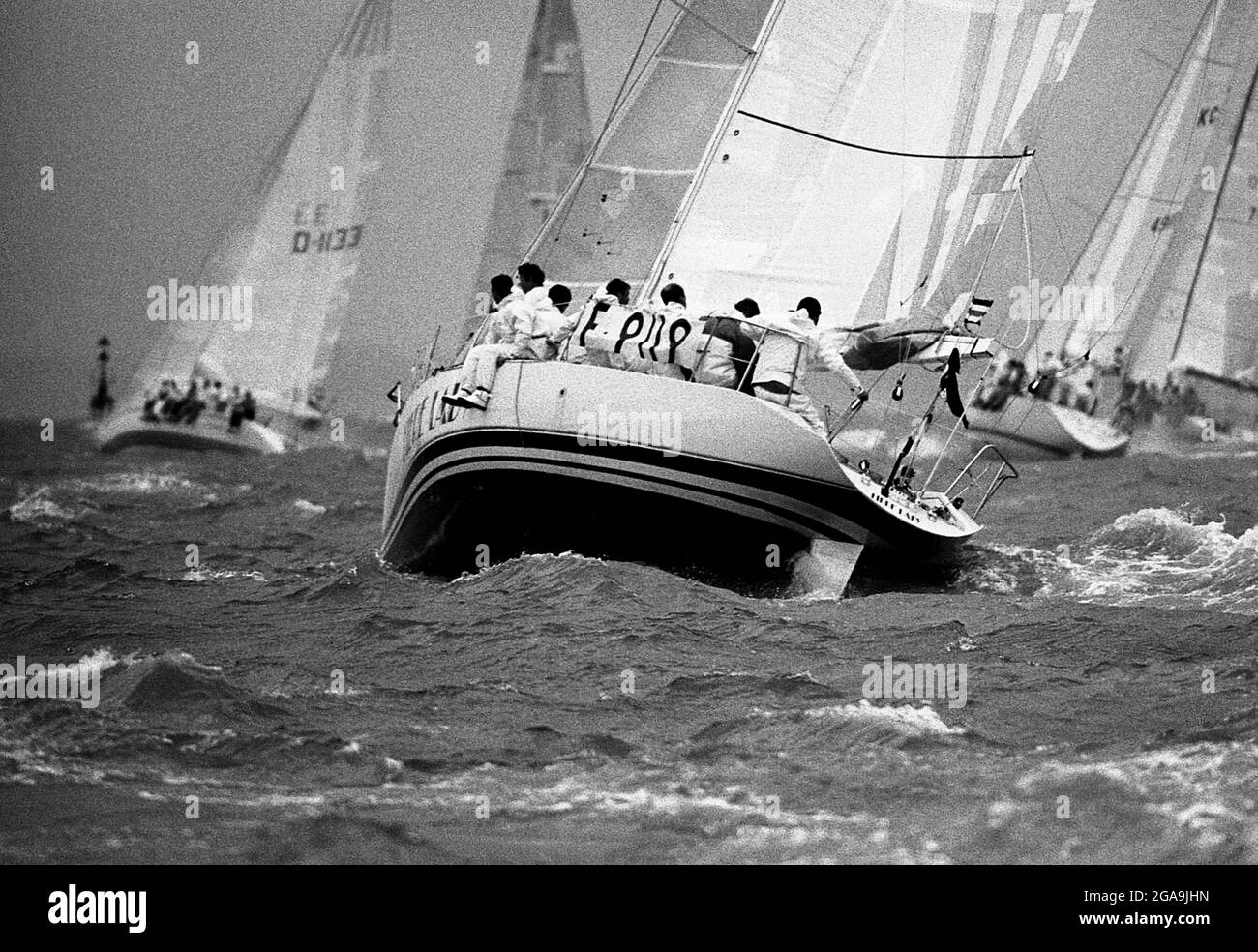 AJAXNETPHOTO. 1985. SOLENT, ANGLETERRE. - DÉBUT DE LA COURSE DE CANAL - L'ÉQUIPE DE COUPE DE L'AMIRAL FRANÇAIS YACHT FIERE LADY DANS LE MAUVAIS TEMPS AU DÉBUT. PHOTO:JONATHAN EASTLAND/AJAX REF:CHR85_10A_17 Banque D'Images